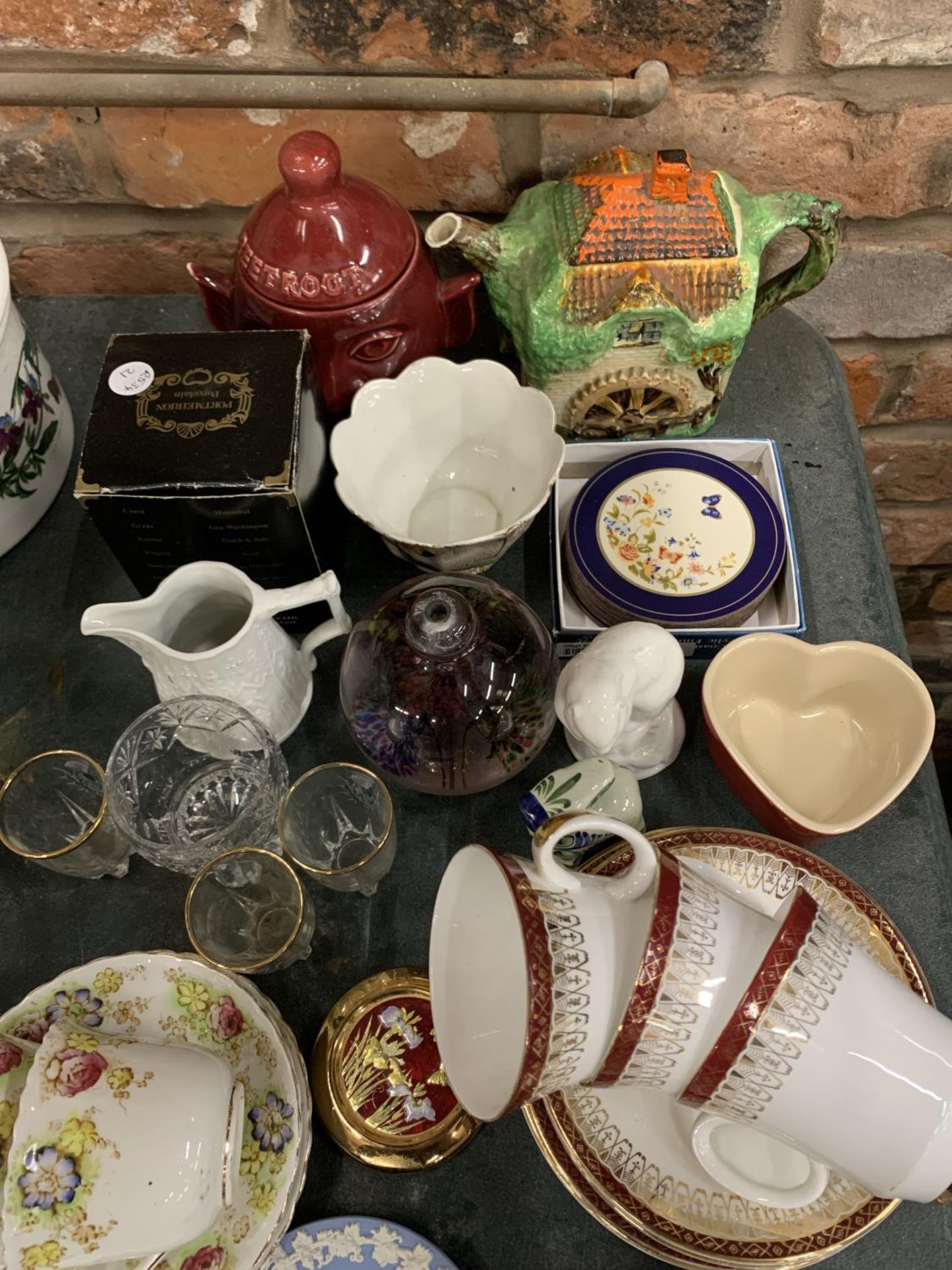 A MIXED LOT OF COLLECTABLES TO INCLUDE WEDGEWOOD, PORTMEIRION, AYNSLEY ETC - Image 2 of 3