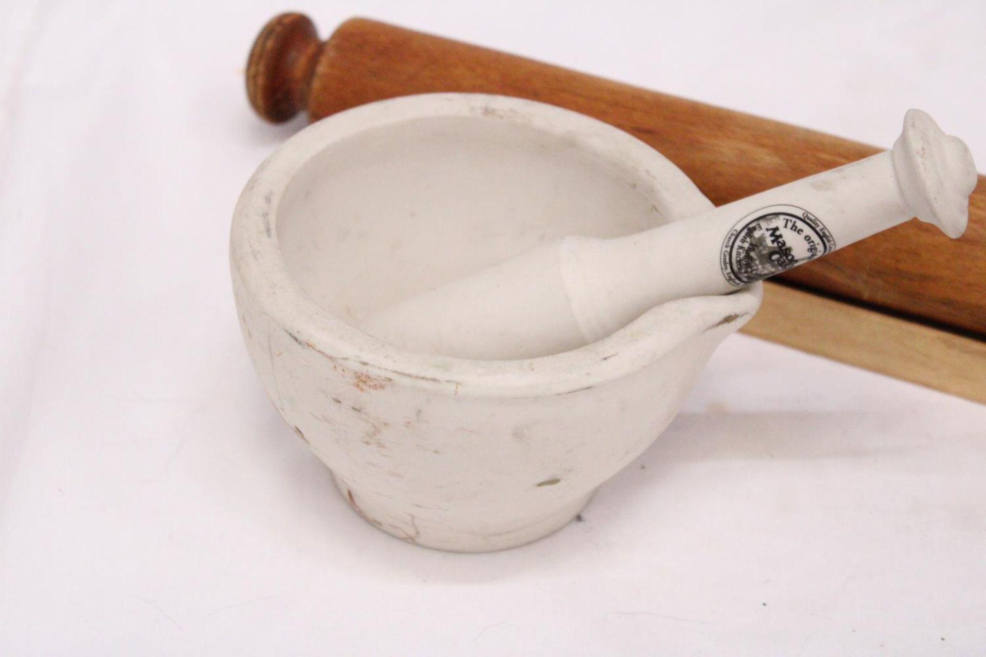 A MASON CASH CERAMIC PESTLE AND MORTAR AND A 'GOURMET' ROLLING PIN AND STAND - Image 2 of 4