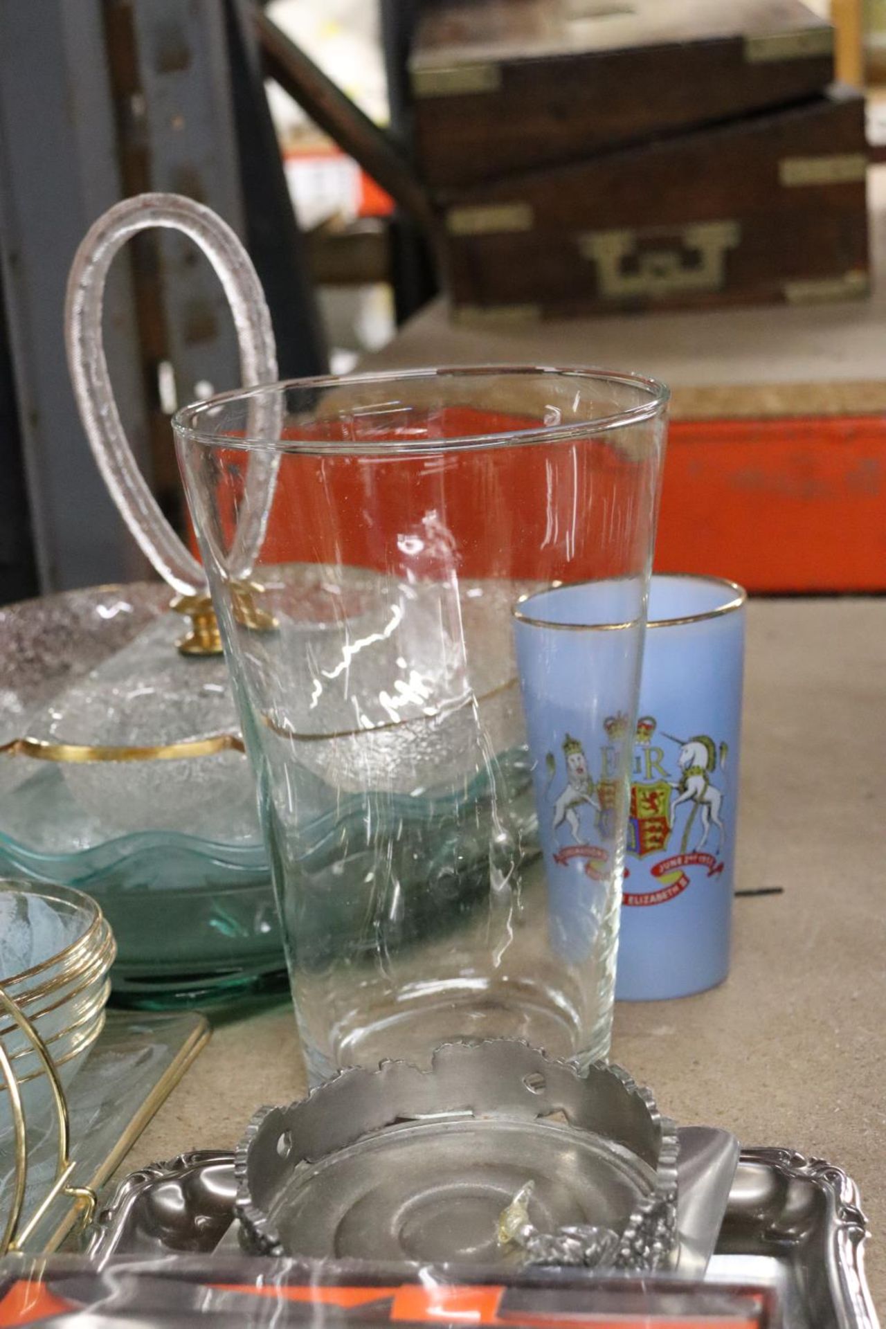 A QUANTITY OF GLASSWARE TO INCLUDE A VASE, PLATES, BOWLS, ETC - Image 4 of 5