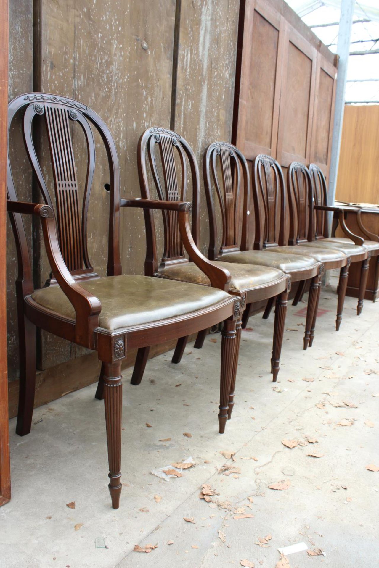 A SET OF SIX MAHOGANY HOOP BACK HEPPLEWHITE STYLE DINING CHAIRS ON TURNED AND FLUTED LEGS, TWO BEING - Image 4 of 6