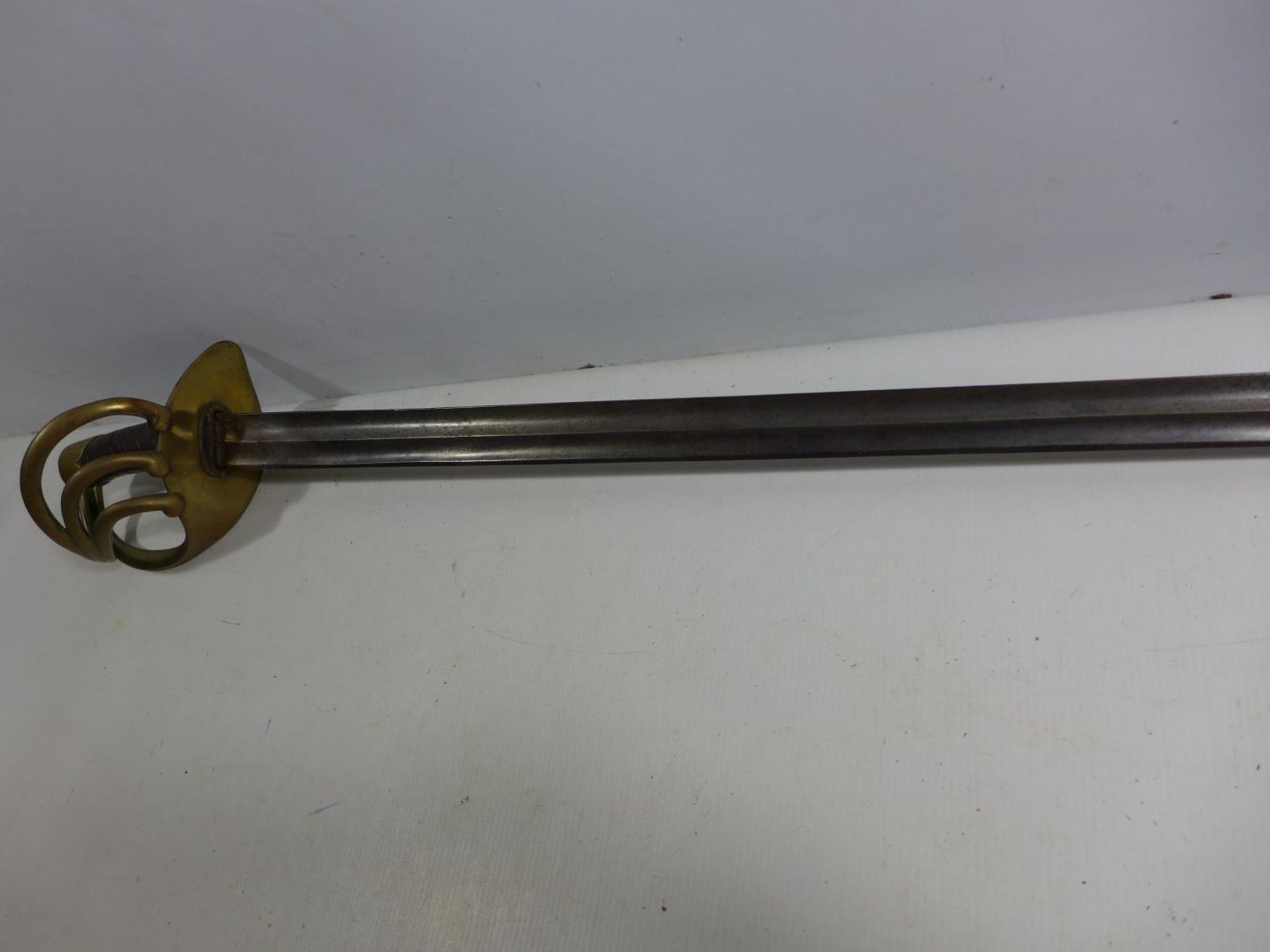 AN EARLY 19TH CENTURY IMPERIAL FRENCH CURASSIERS TROOPERS SWORD