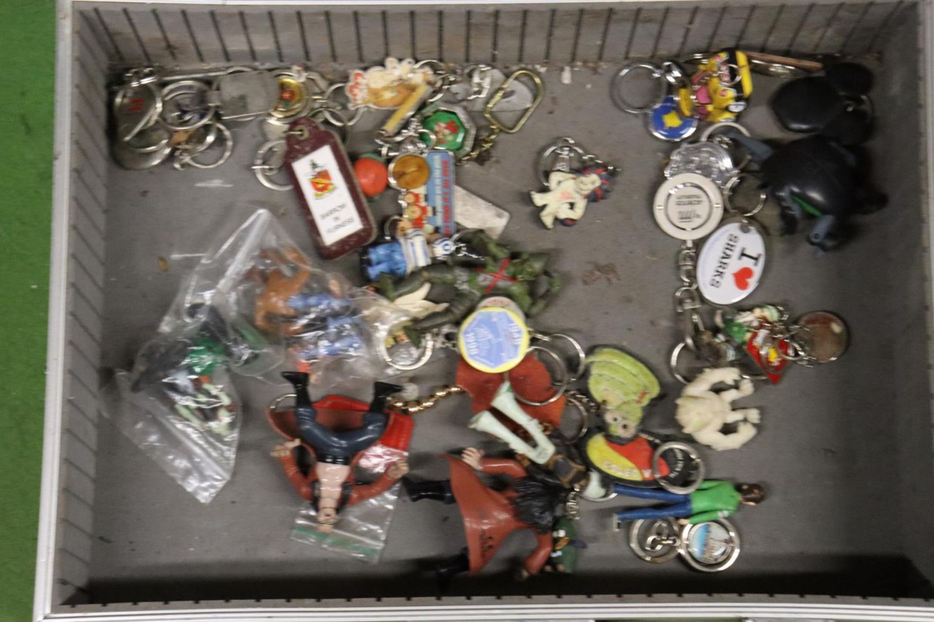 A METAL STORAGE CASE CONTAINING A SELECTION OF VINTAGE KEYRINGS AND FIGURES - Image 2 of 7