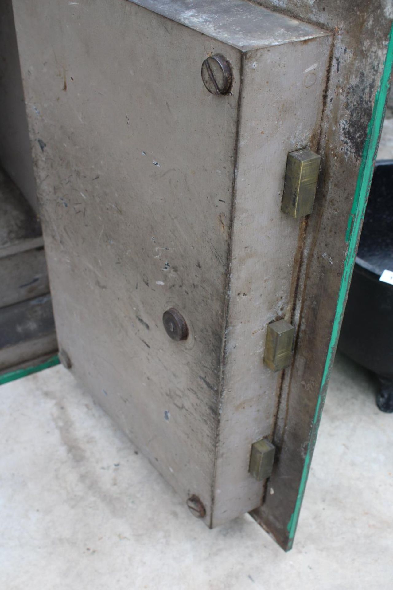 A VINTAGE HEAVY CAST IRON SAFE WITH KEY IN THE OFFICE - Image 5 of 7