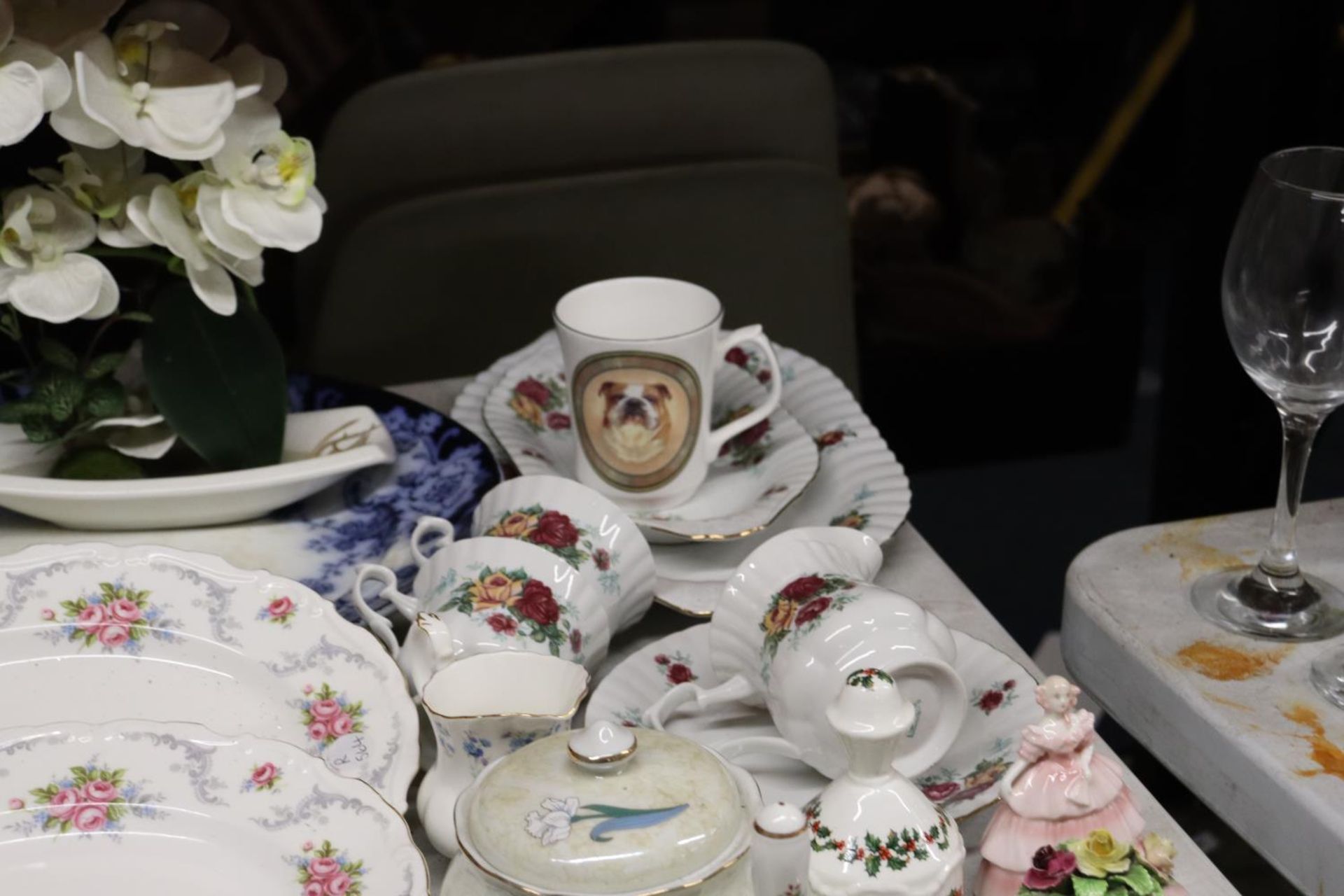 A QUANTITY OF CHINA AND CERAMIC ITEMS TO INCLUDE ROYAL ALBERT 'TRANQUILITY' SERVING PLATES, BELLS, - Image 3 of 5