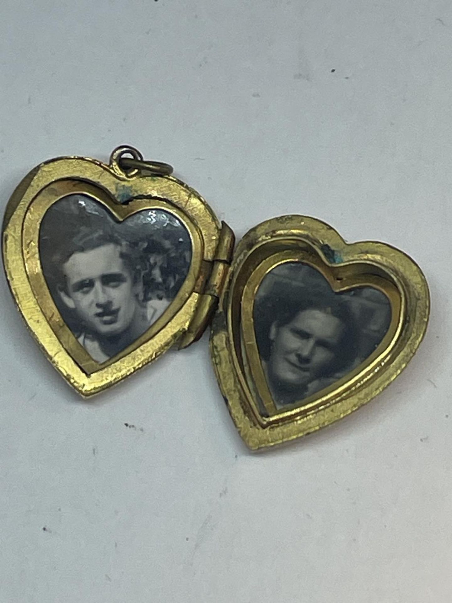 A 9 CARAT GOLD HEART LOCKET WITH VINTAGE PHOTOGRAPHS GROSS WEIGHT 3.28 GRAMS - Bild 4 aus 4