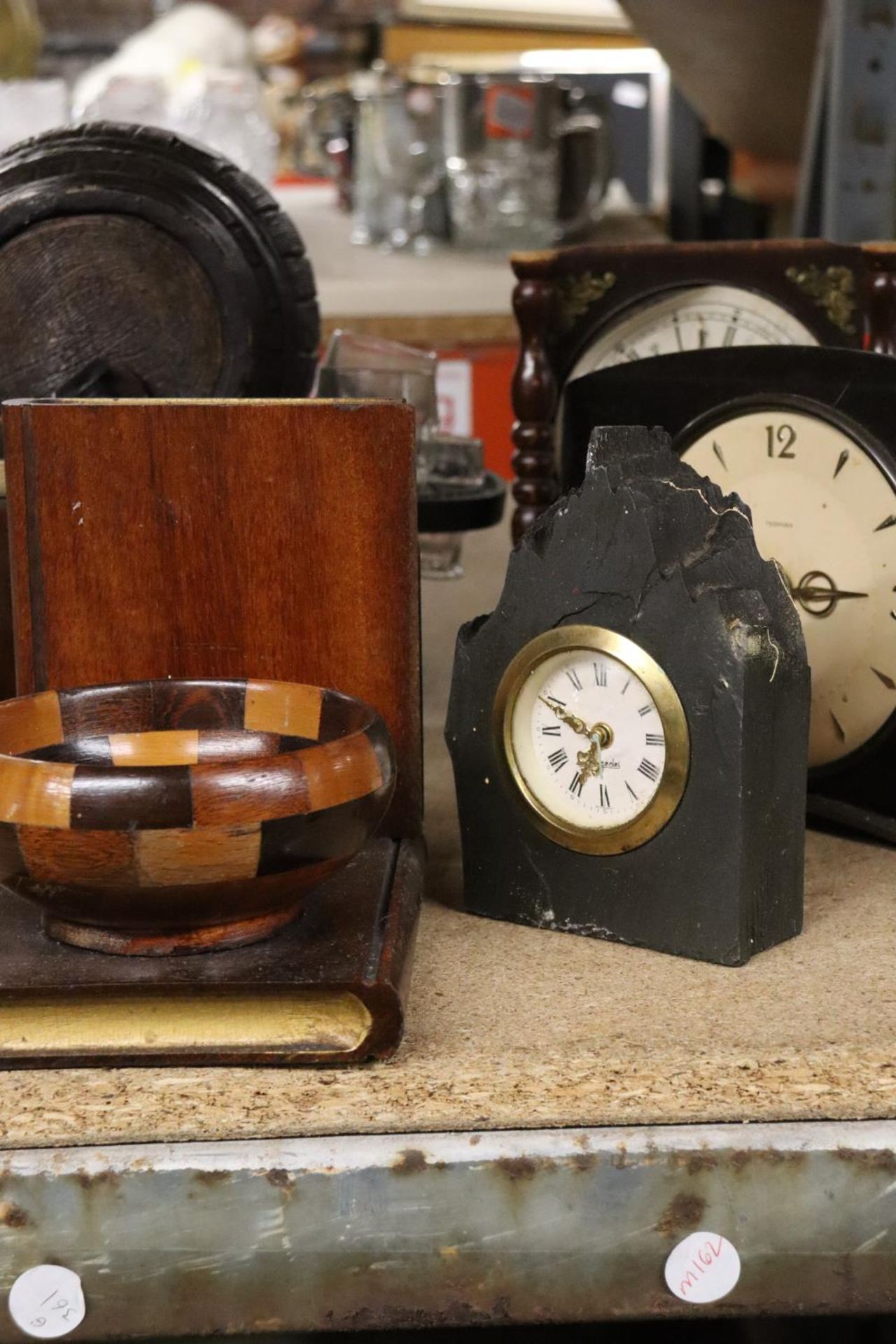 A QUANTITY OF TREEN ITEMS TO INCLUDE A VINTAGE SHERRY BARREL WITH GLASSES, THREE MANTLE CLOCKS, A - Image 4 of 6