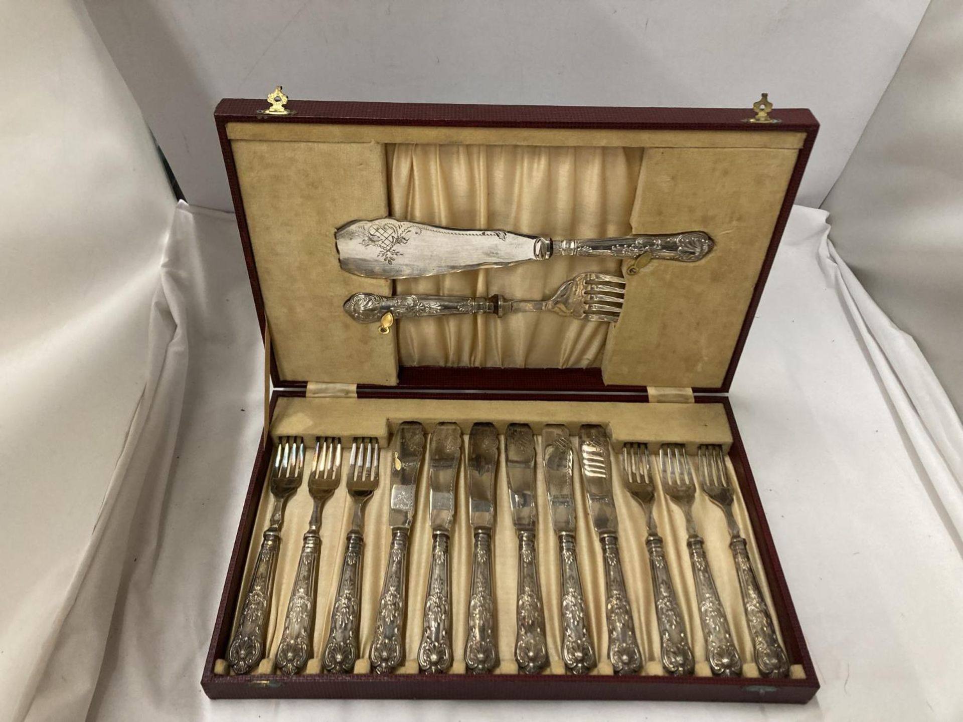A HALLMARKED SHEFFIELD FISH CUTLERY SET TO INCLUDE KNIVES, FORKS AND SERVING SET IN A CASE