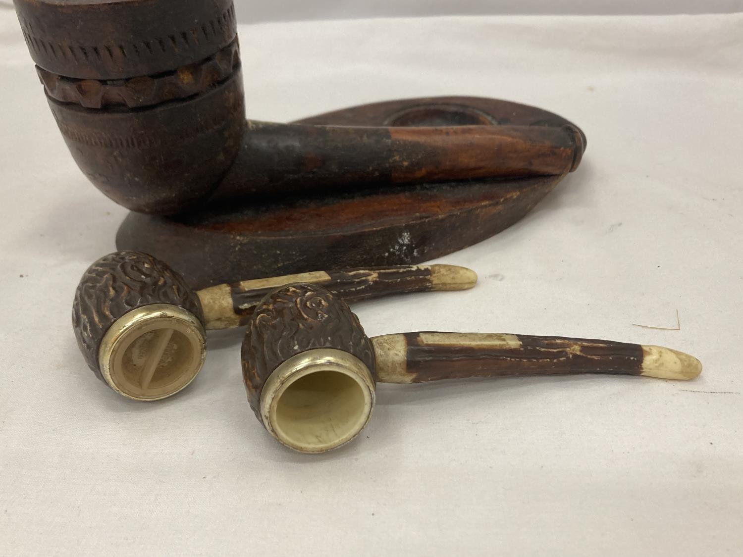 A CARVED PIPE STAND AND A CRUET SET OF SALT AND PEPPER PIPES - Image 3 of 3