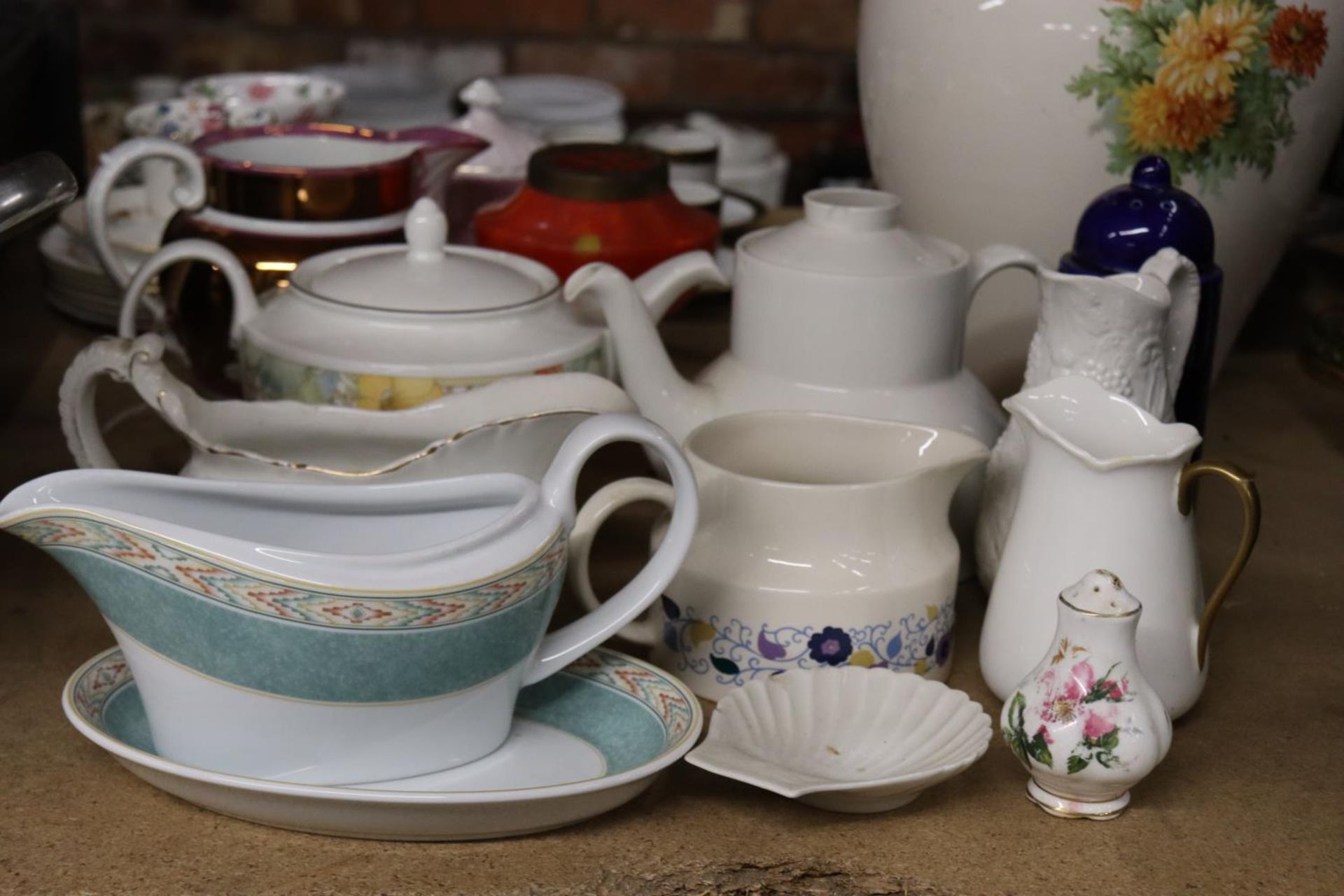 A QUANTITY OF CERAMIC ITEMS TO INCLUDE SAUCE BOATS, JUGS, TEAPOTS, ETC - Image 2 of 4