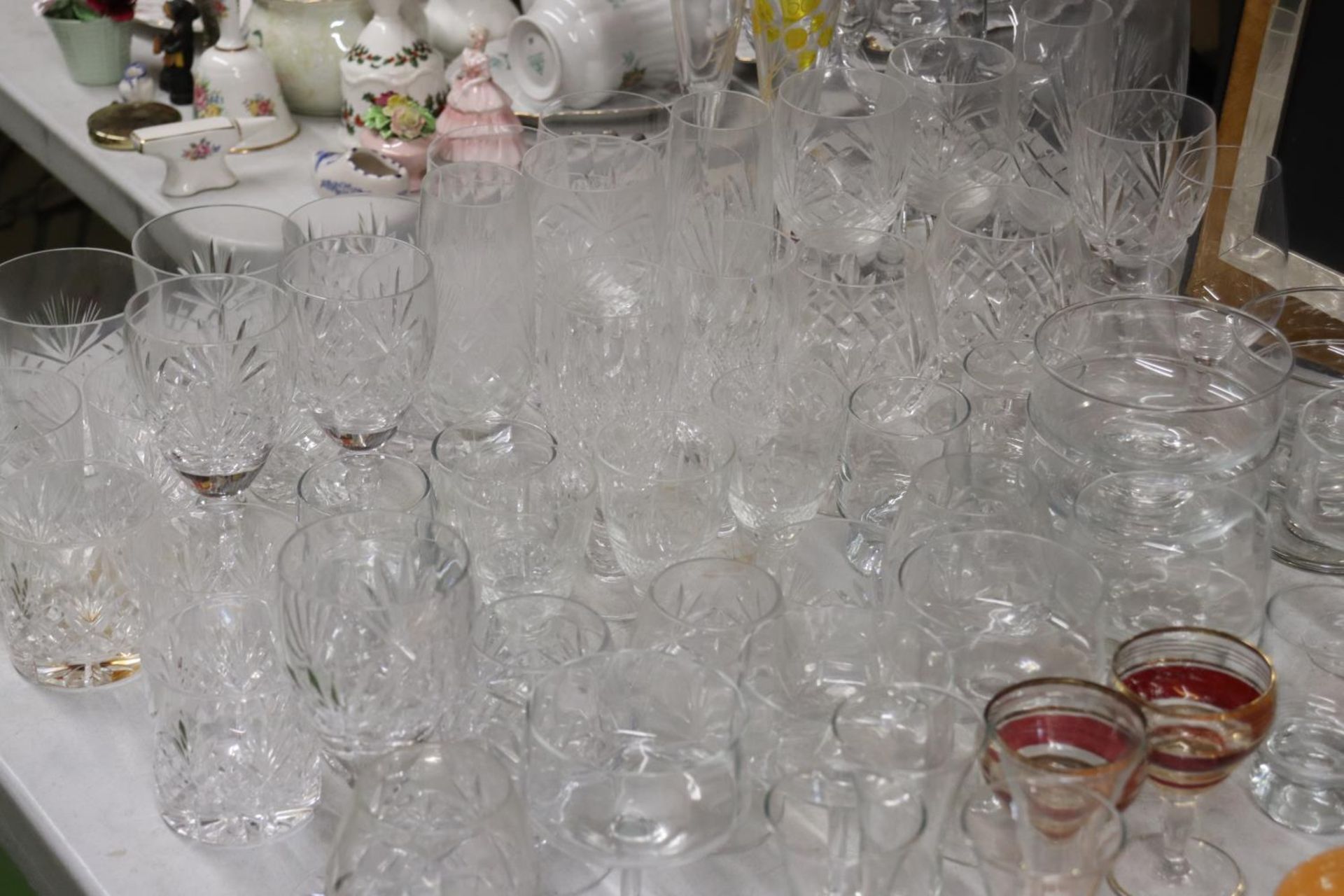 A LARGE QUANTITY OF GLASSES TO INCLUDE CHAMPAGNE FLUTES, WINE, SHERRY, TUMBLERS, DESSERT BOWLS, ETC - Image 6 of 6