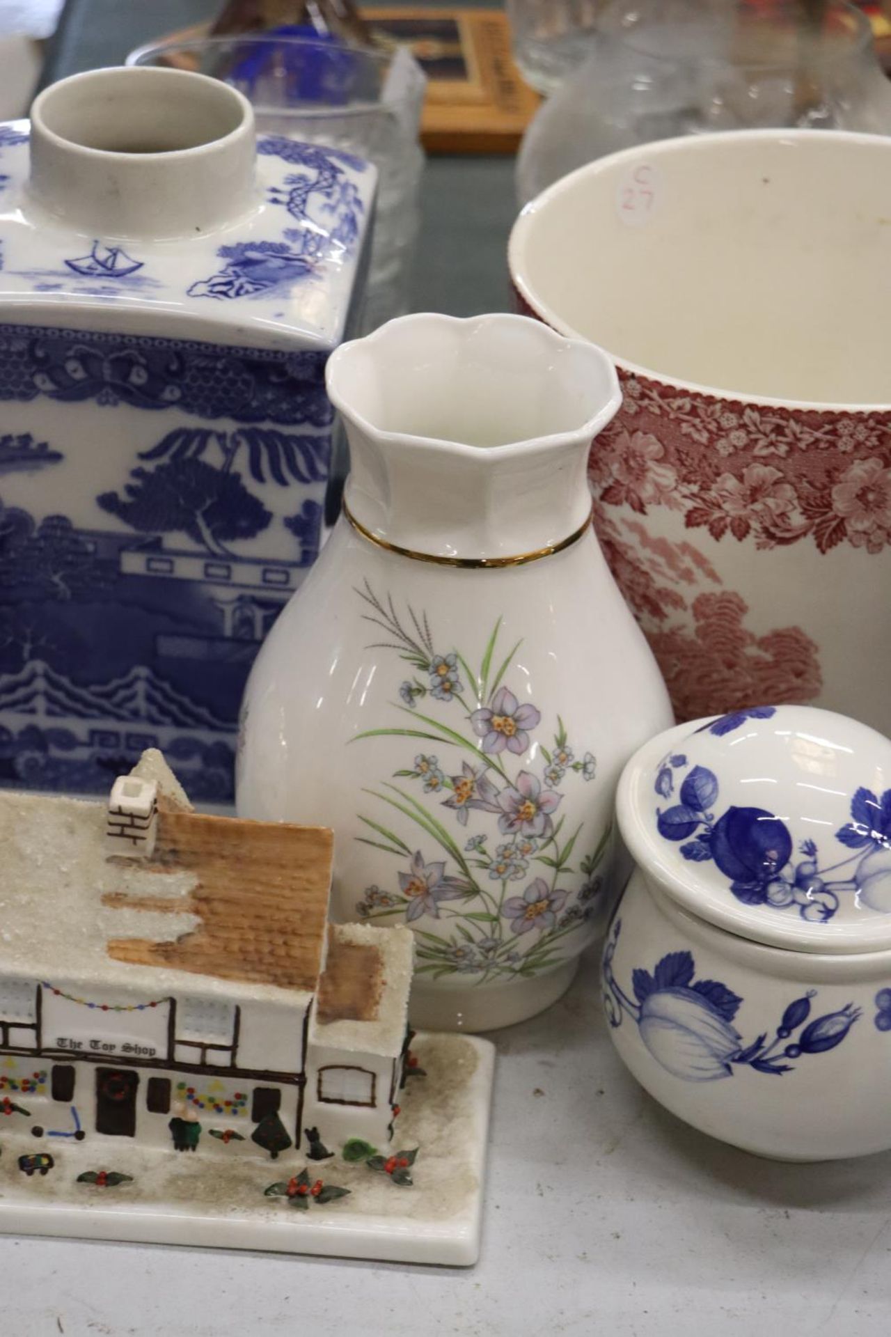 A QUANTITY OF CERAMIC ITEMS TO INCLUDE A PLANTER, VASES, A LIDDED POT AND A COTTAGE - Image 3 of 5
