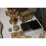 A MIXED LOT TO INCLUDE A QUARTZ CARRIAGE CLOCK, HIP FLASKS, TRINKET POTS, ETC