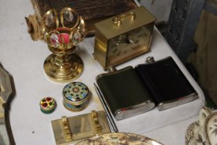 A MIXED LOT TO INCLUDE A QUARTZ CARRIAGE CLOCK, HIP FLASKS, TRINKET POTS, ETC