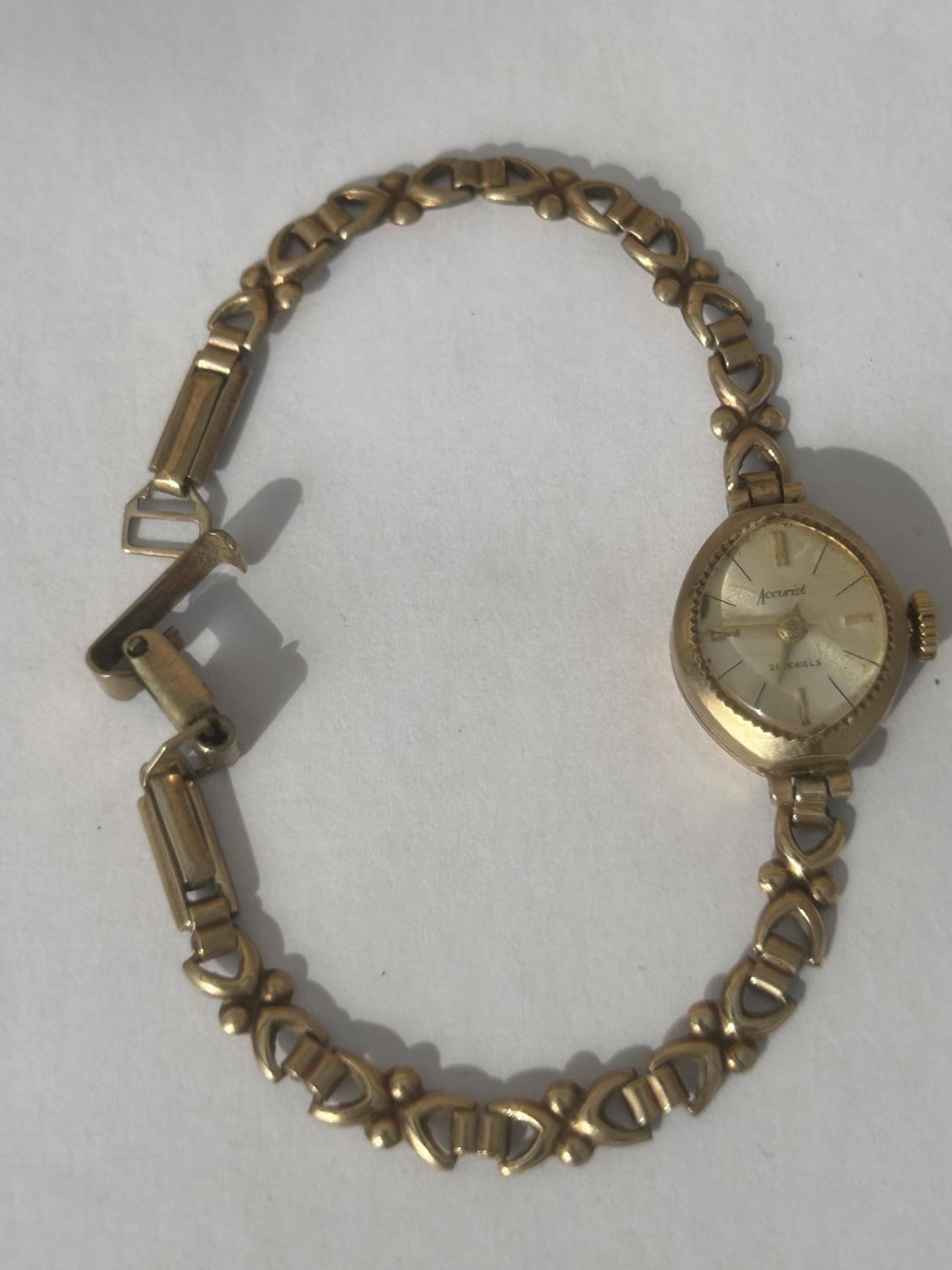 A HALLMARKED 9CT GOLD LADIES ACCURIST WATCH ON A 9CT GOLD BRACELET WITH A 21 JEWEL MOVEMENT, GROSS