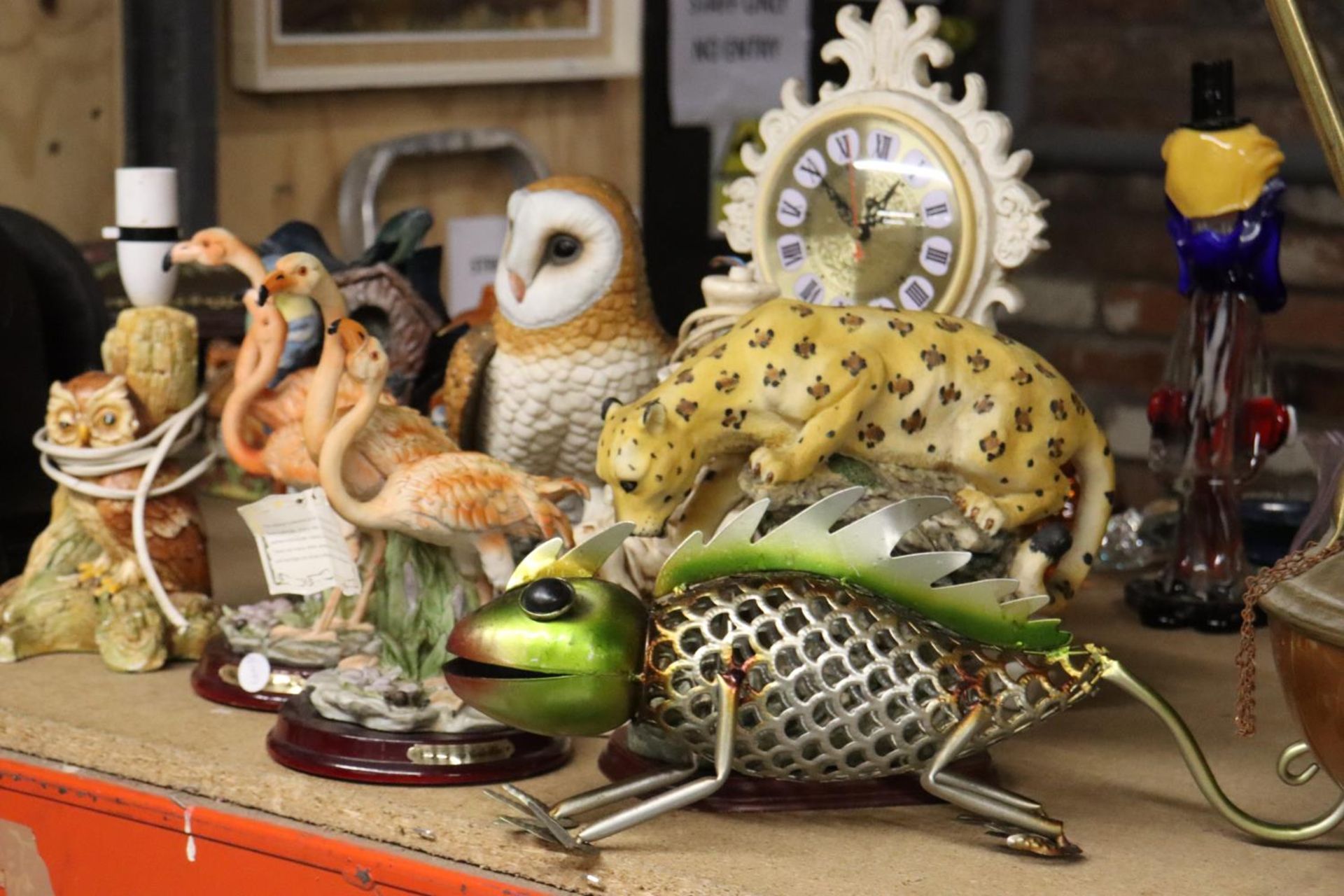 A QUANTITY OF LARGE RESIN FIGURES TO INCLUDE AN OWL LAMP, FLAMINGOES, A CHEETAH, CLOCK, ETC - Bild 5 aus 5