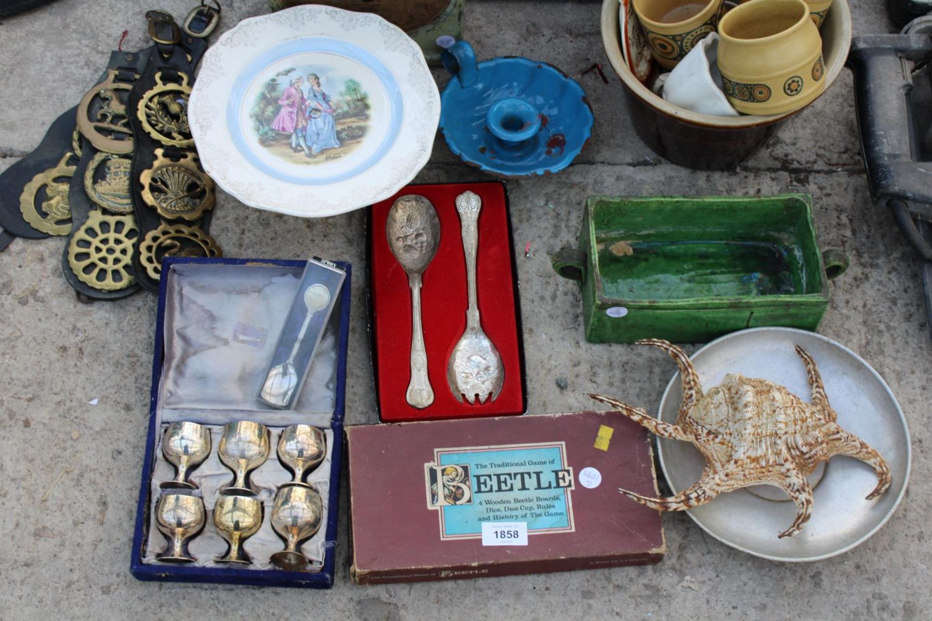 AN ASSORTMENT OF ITEMS TO INCLUDE CERAMICS, SCALES AND HORSE BRASSES ETC - Image 2 of 4