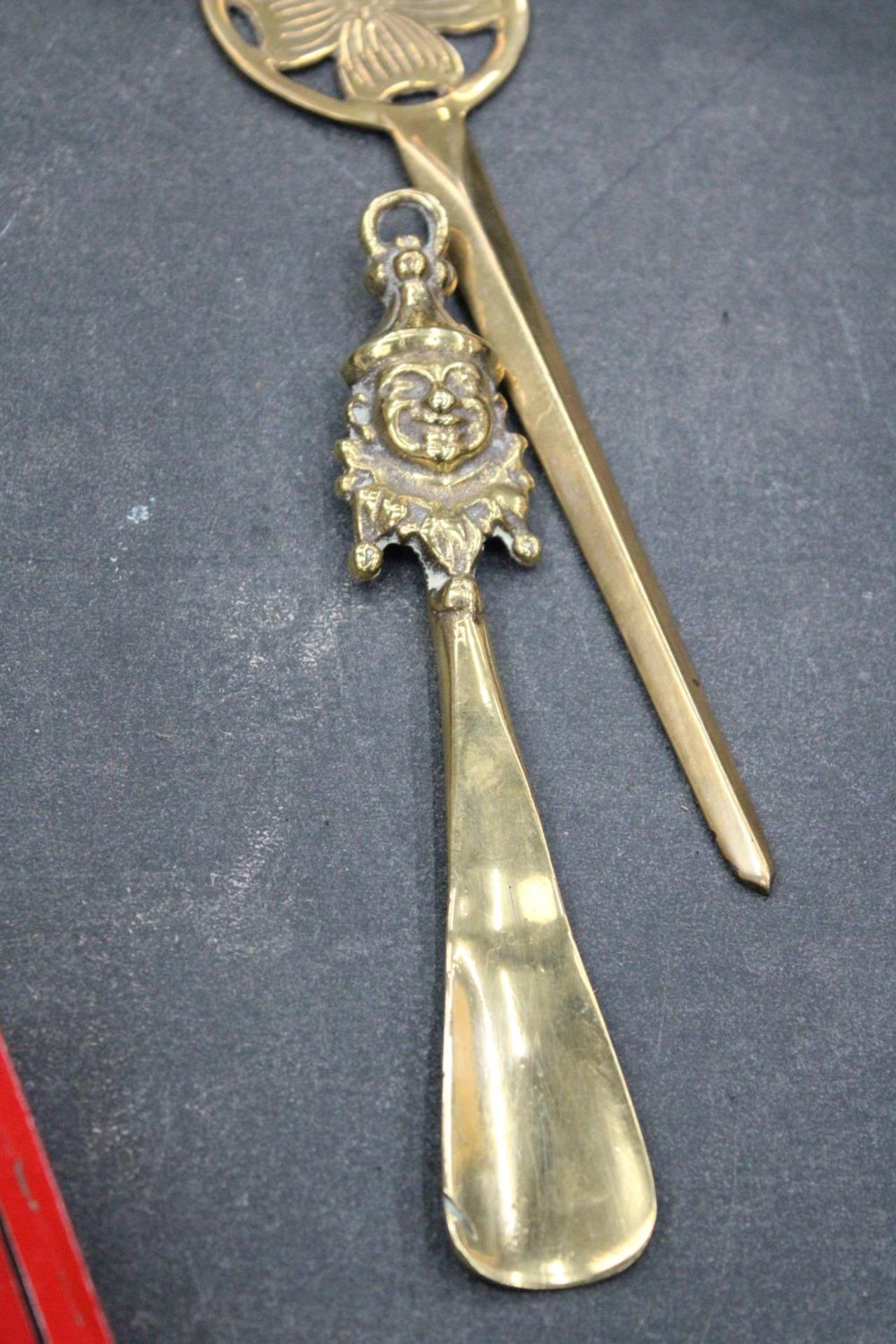 FIVE ITEMS OF VINTAGE BRASS TO INCLUDE HEAVY BRASS ELEPHANT, OWL WALL CLIP, PRINCE ALBERT CONSORT OF - Image 4 of 5