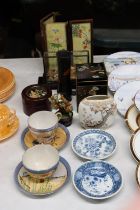A MIXED ORIENTAL STYLE LOT TO INCLUDE A SMALL BOX WITH DRAWERS, SCREEN, TRINKET BOX WITH ORIENTAL