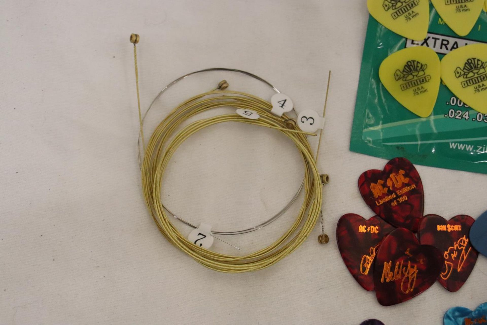 A QUANTITY OF ELECTRIC GUITAR STRINGS AND PLECTRUMS - Image 4 of 4