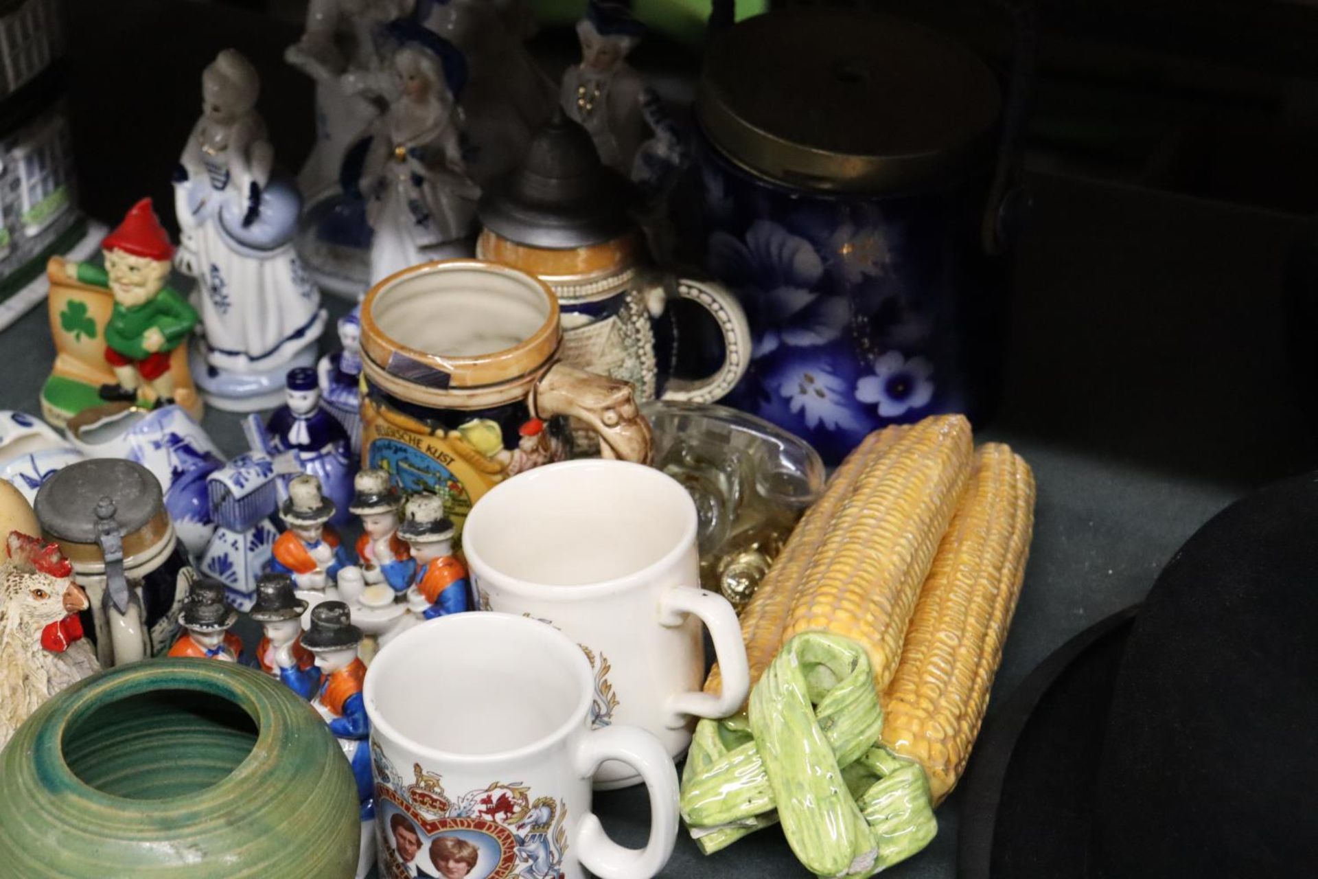 A MIXED LOT OF CERAMICS TO INCLUDE CONTINENTAL FIGURES, DONKEYS, COMMEMORATIVE MUGS, STEINS, DELFT - Image 5 of 6