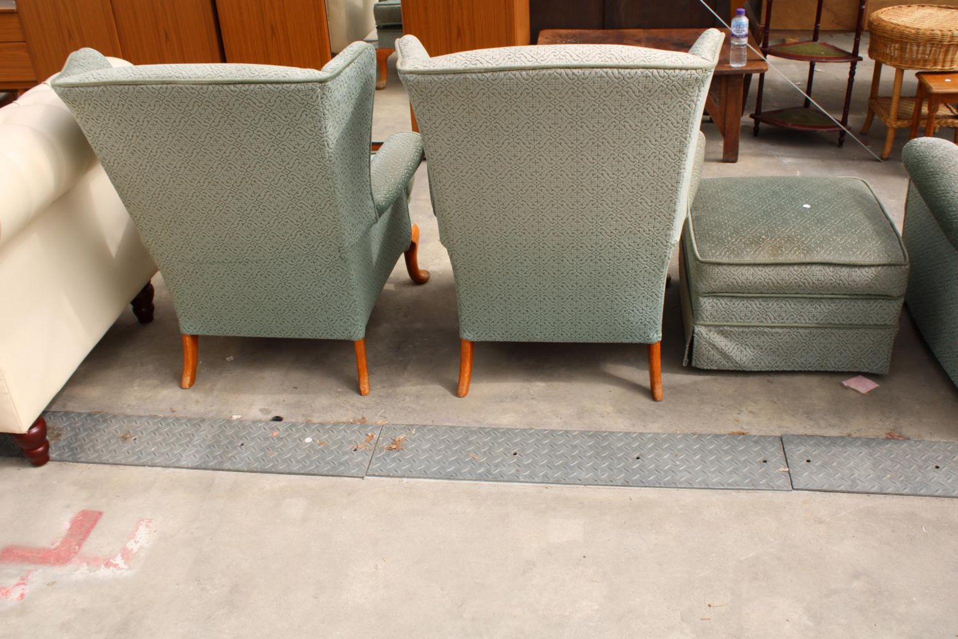 A PAIR OF PARKER KNOLL WINGED FIRESIDE CHAIRS ON FRONT CABRIOLE LEGS AND STOOL, MODEL NO. P.K.720. - Image 4 of 4