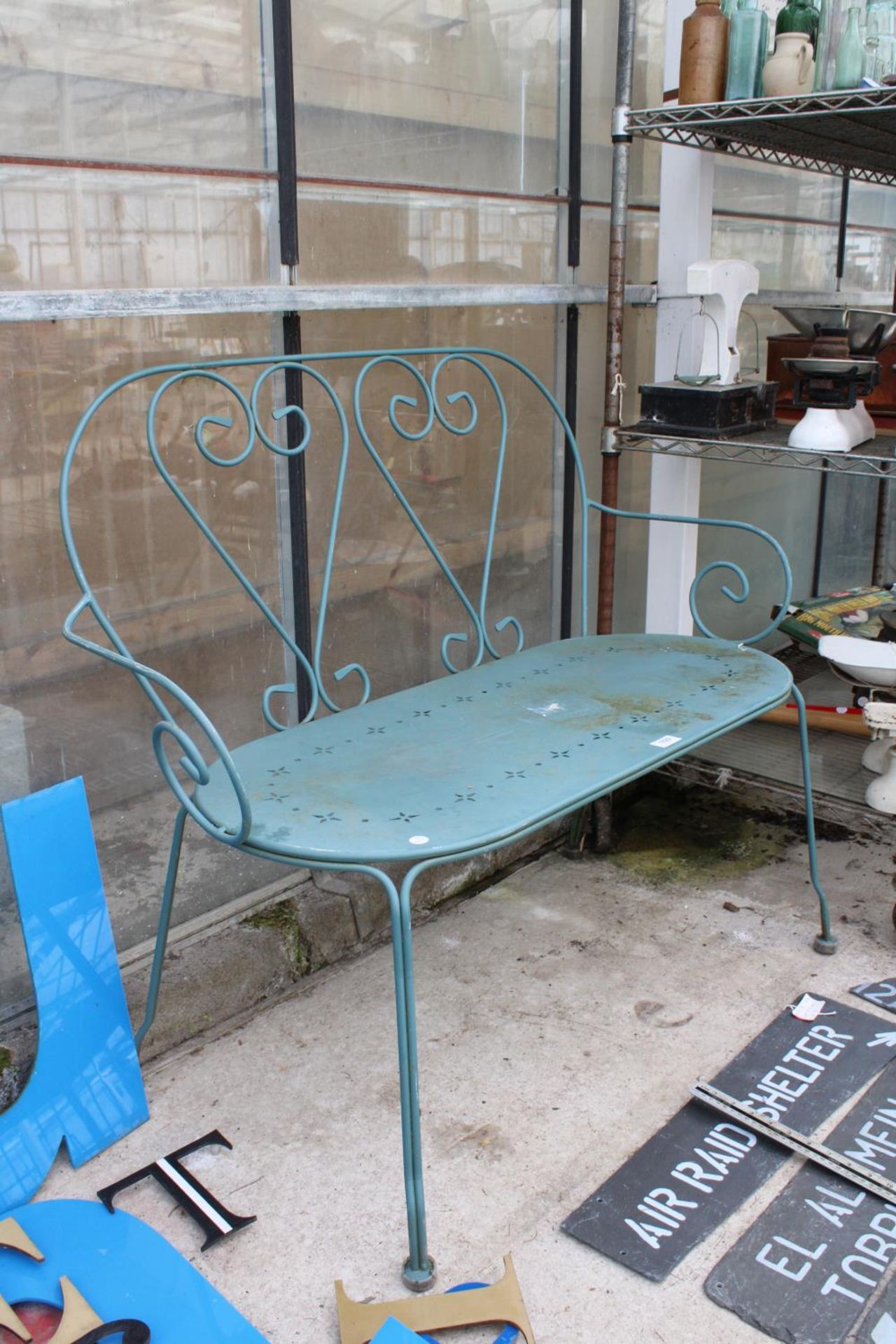 A DECORATIVE METAL TWO SEATER BENCH - Image 2 of 2