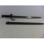 A FRENCH 1892 PATTERN BAYONET AND SCABBARD 40CM BLADE, LENGTH 54CM