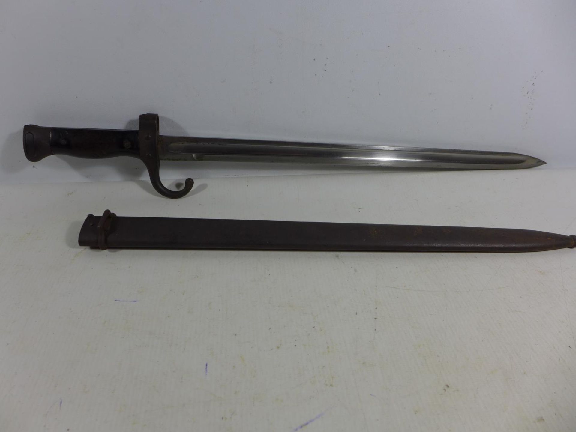 A FRENCH 1892 PATTERN BAYONET AND SCABBARD 40CM BLADE, LENGTH 54CM