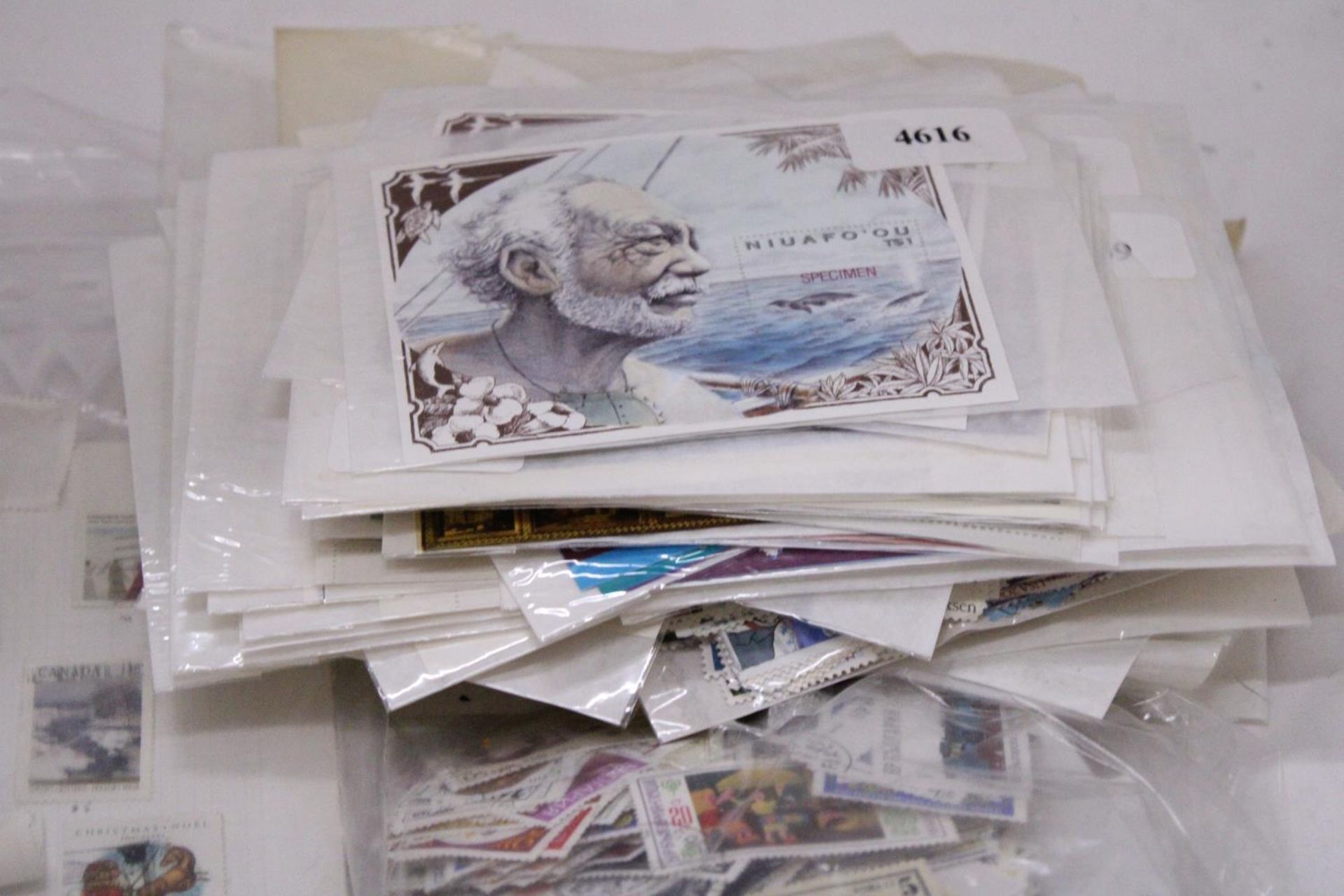 A LARGE BAG OF STAMPS IN PACKETS - Bild 4 aus 6