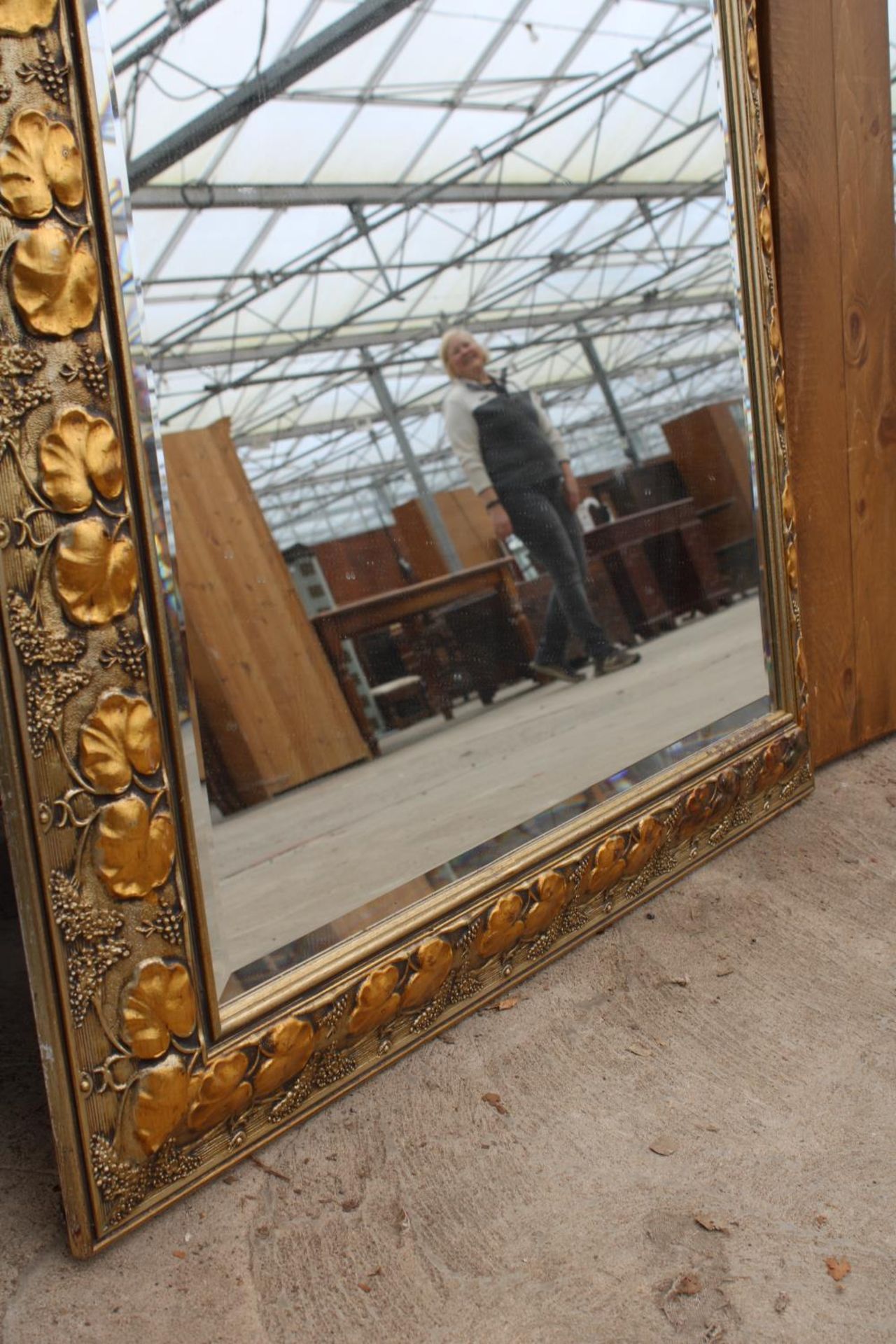 A MODERN GILT FRAMED WALL MIRROR WITH BEVEL EDGE AND FOLIATE DECORATION, 48" X 37" - Bild 3 aus 3