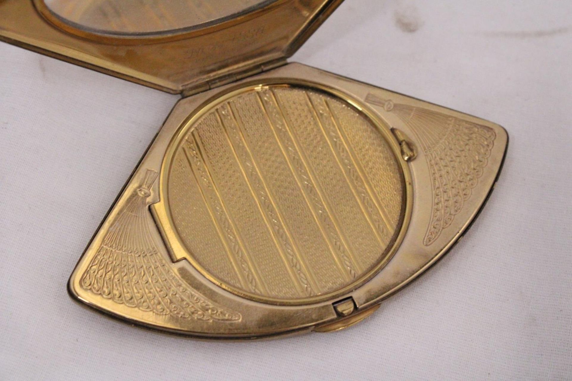A VINTAGE COMPACT TOGETHER WITH SILVER HALLMARKED TUMBLE - Image 5 of 5