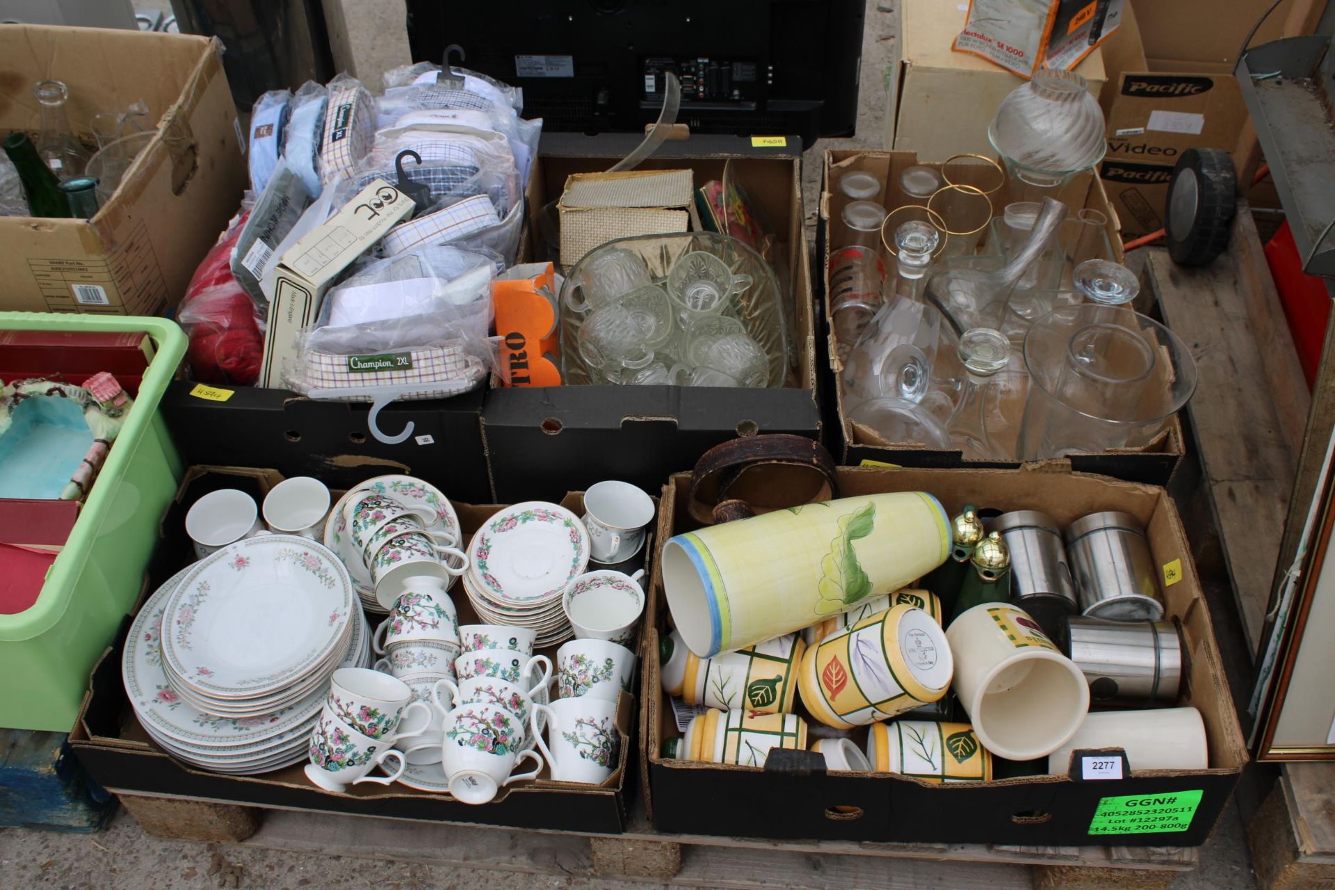 AN ASSORTMENT OF VARIOUS HOUSEHOLD CLEARANCE ITEMS