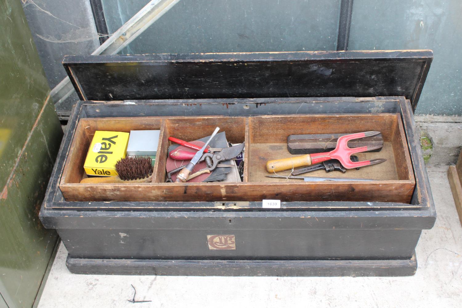 A VINTAGE PINE TOOL CHEST WITH AN ASSORTMENT OF VINTAGE TOOLS TO INCLUDE SCREW DRIVERS, SAWS AND - Bild 5 aus 6