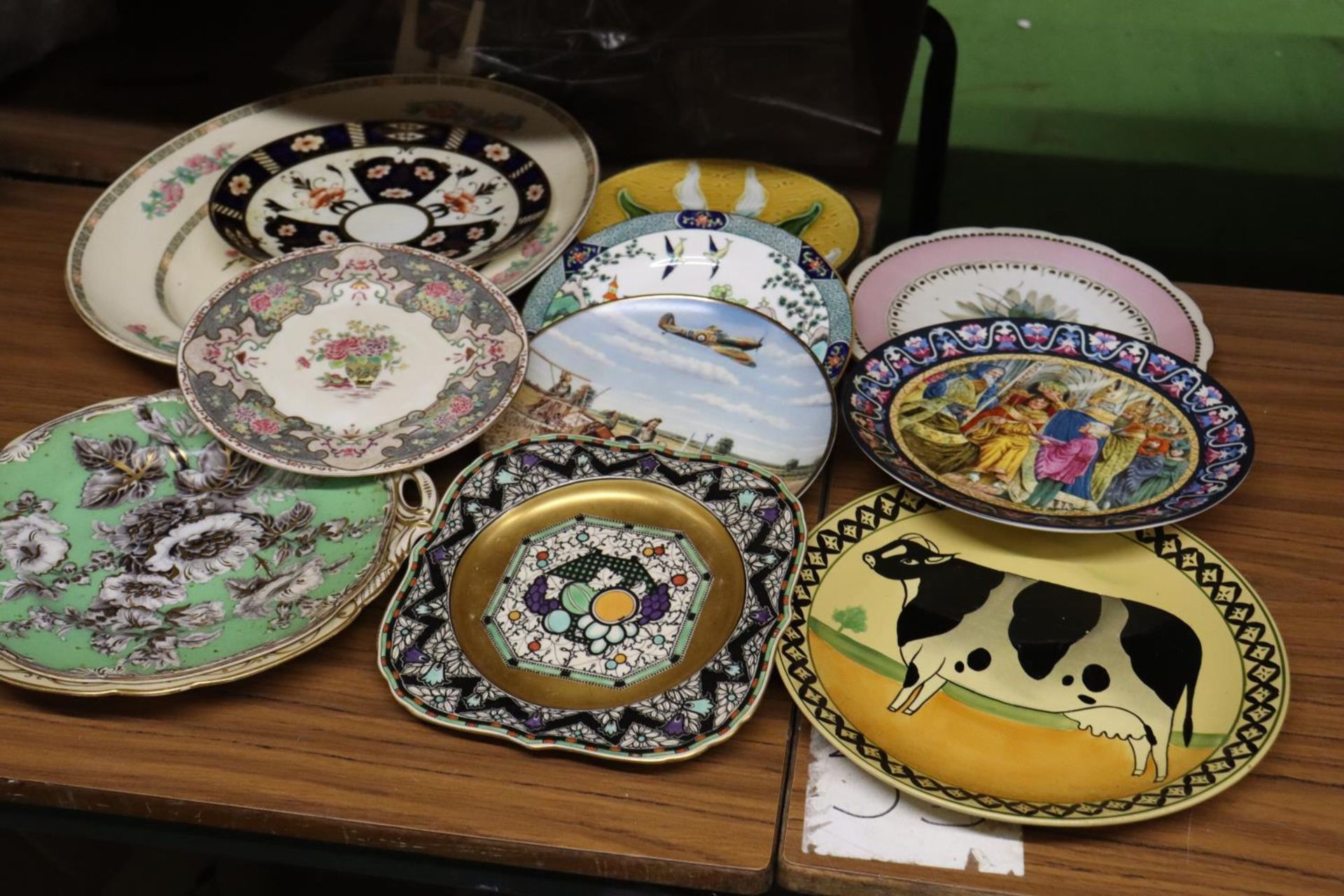 ACOLLECTION OF VINTAGE PLATES TO INCLUDE A LARGE 'INDIAN TREE' PLATTER, WEDGWOOD, ROYAL WORCESTER,