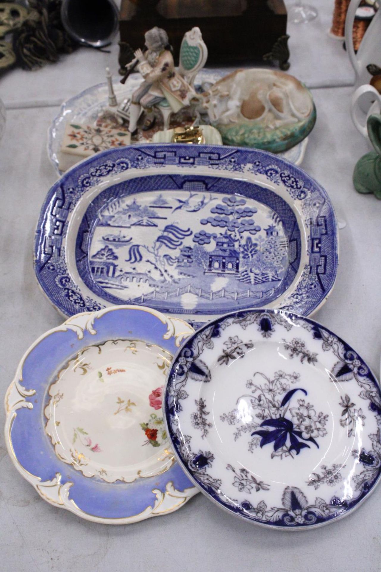 TWO VINTAGE BLUE AND WHITE PLATTERS, CABINET PLATES, AN ONYX TABLE LIGHTER, TRINKET BOX AND FIGURINE