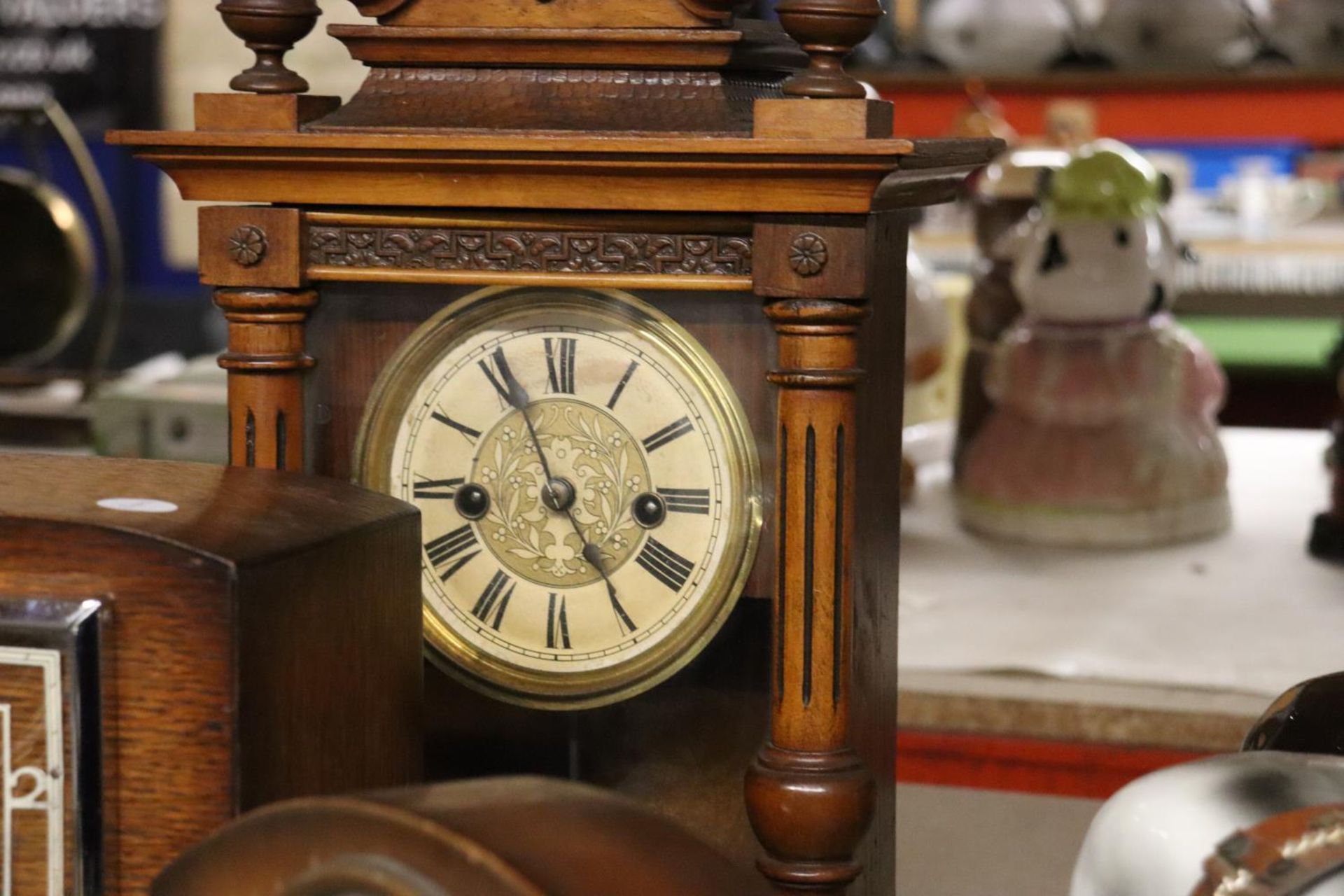 FOUR VINTAGE MAHOGANY AND OAK CASED MANTLE CLOCKS, TO INCLUDE SMITHS - Image 4 of 5
