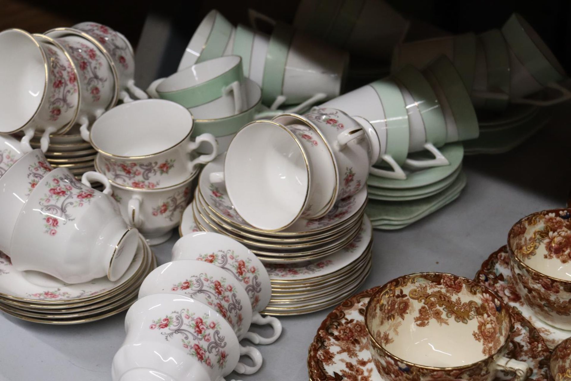 A LARGE QUANTITY OF COLCLOUGH AND GAINSBOROUGH CUPS, SAUCERS AND SIDE PLATES - Image 3 of 5