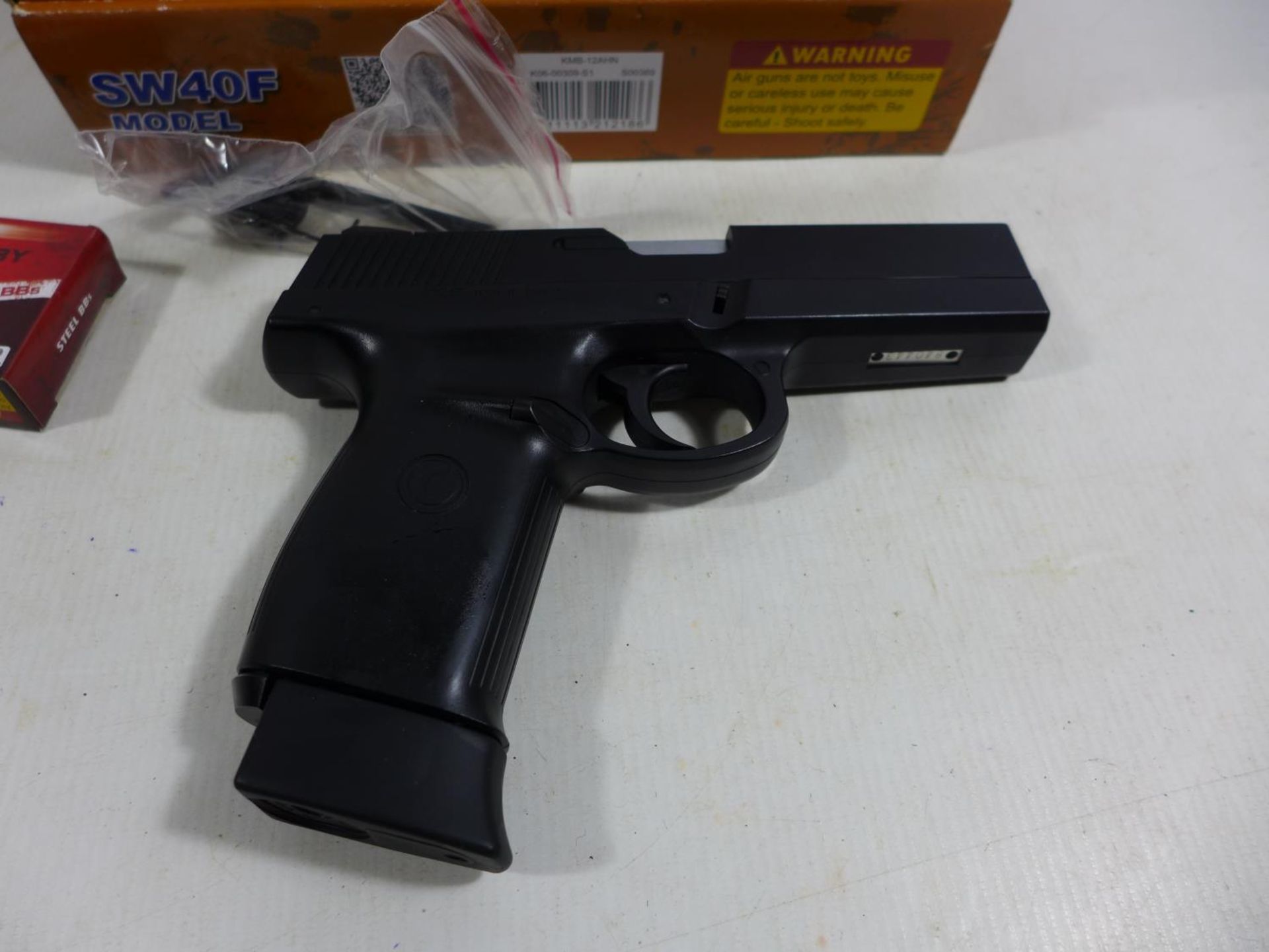 A BOXED AS NEW SW40F MODEL CO2 .177 CALIBRE AIR PISTOL, 11CM BARREL, LENGTH 19.5CM, COMPLETE WITH - Image 4 of 6