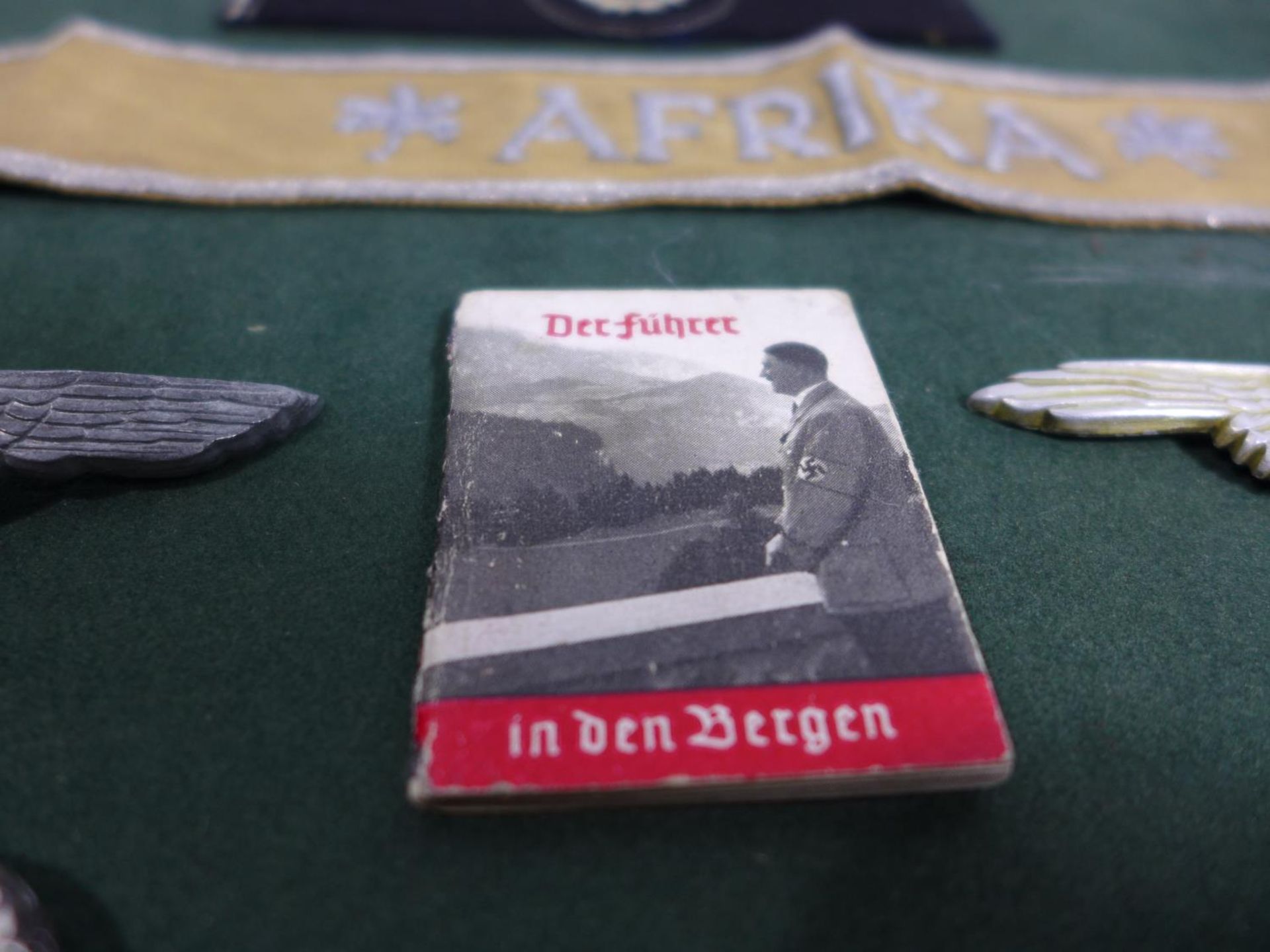 A COLLECTION OF NAZI GERMANY WORLD WAR II BADGES TO INCLUDE AN AFRIKA CORPS TALLY, MINIATURE ADOLF - Bild 2 aus 8