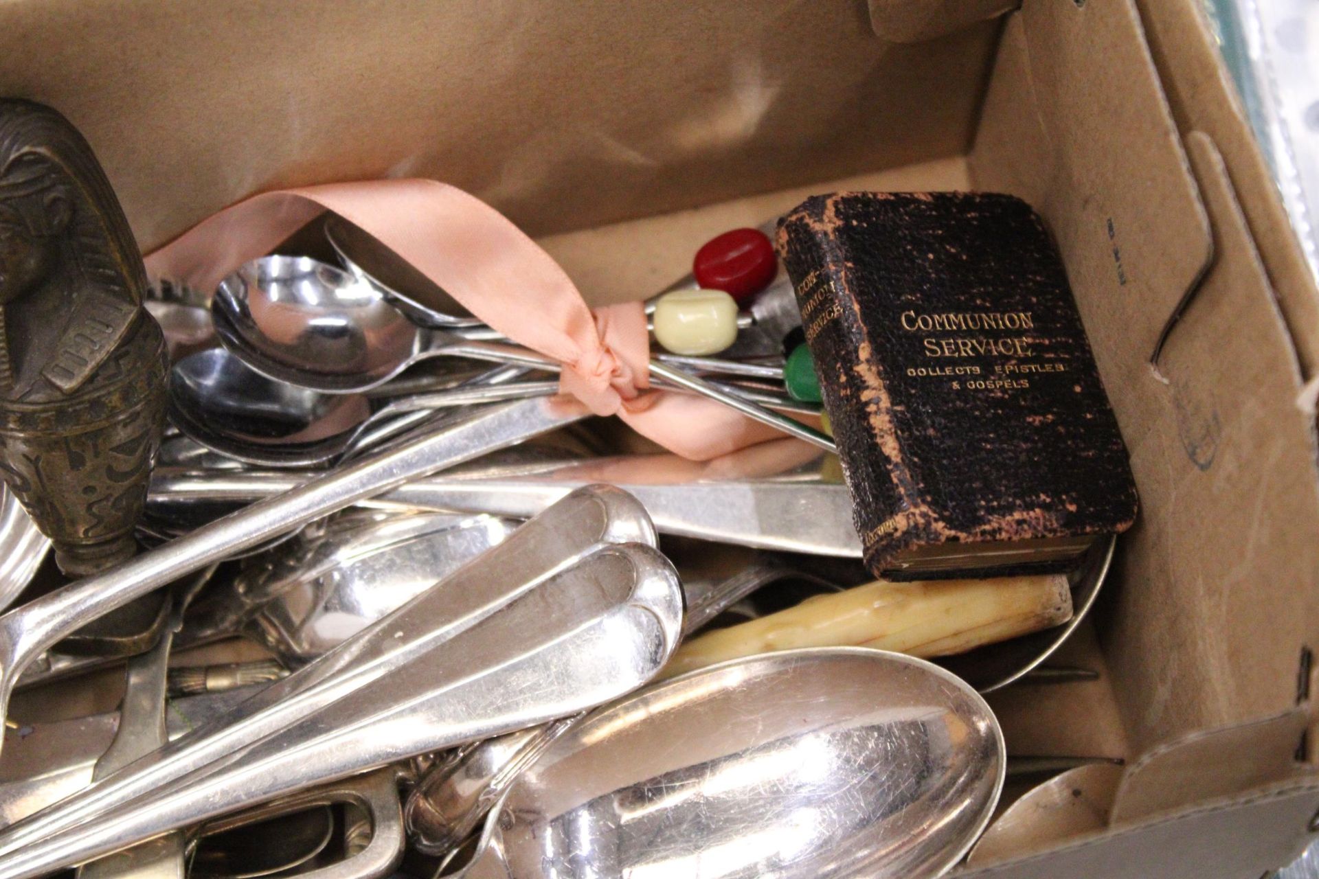A QUANTITY OF VINTAGE FLATWARE TO INCLUDE LADELS, MUFFIN FORK, SUGAR SIFTERS, SPOONS, ETC - Image 4 of 5