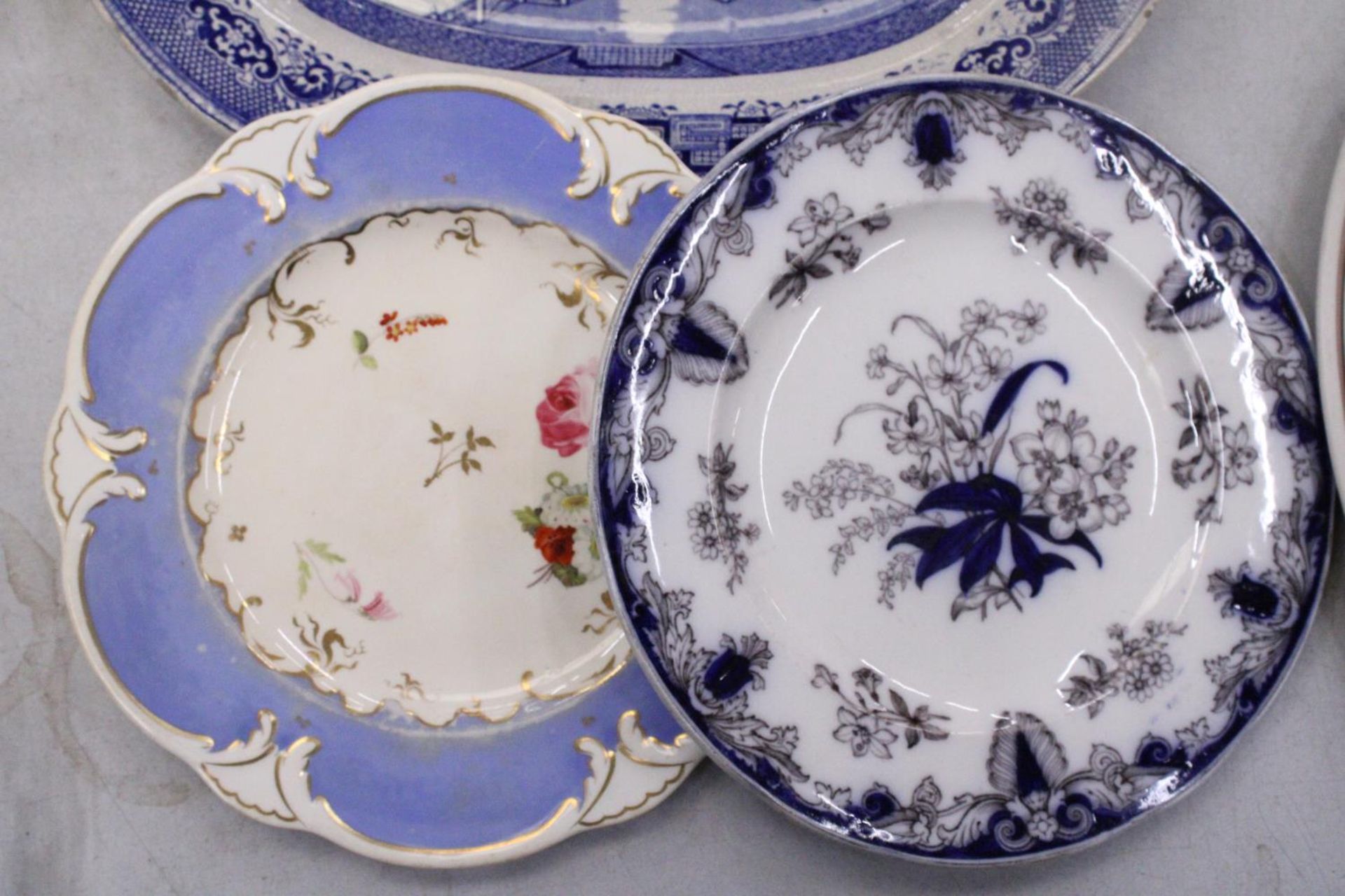 TWO VINTAGE BLUE AND WHITE PLATTERS, CABINET PLATES, AN ONYX TABLE LIGHTER, TRINKET BOX AND FIGURINE - Image 4 of 6