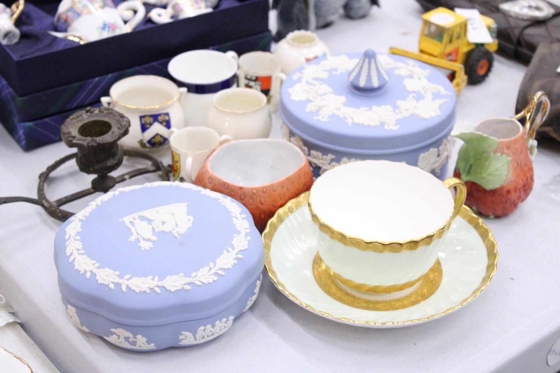 A MIXED LOT TO INCLUDE TWO WEDGEWOOD TRINKET BOXES, A LEONARDO COLLECTION MINIATURE TEASET, - Image 4 of 5