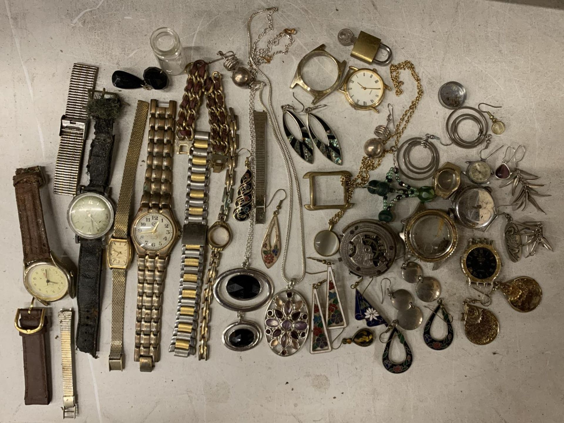 A MIXED LOT OF WATCH AND WATCH PARTS PLUS COSTUME JEWELLERY FOR RESTORATION