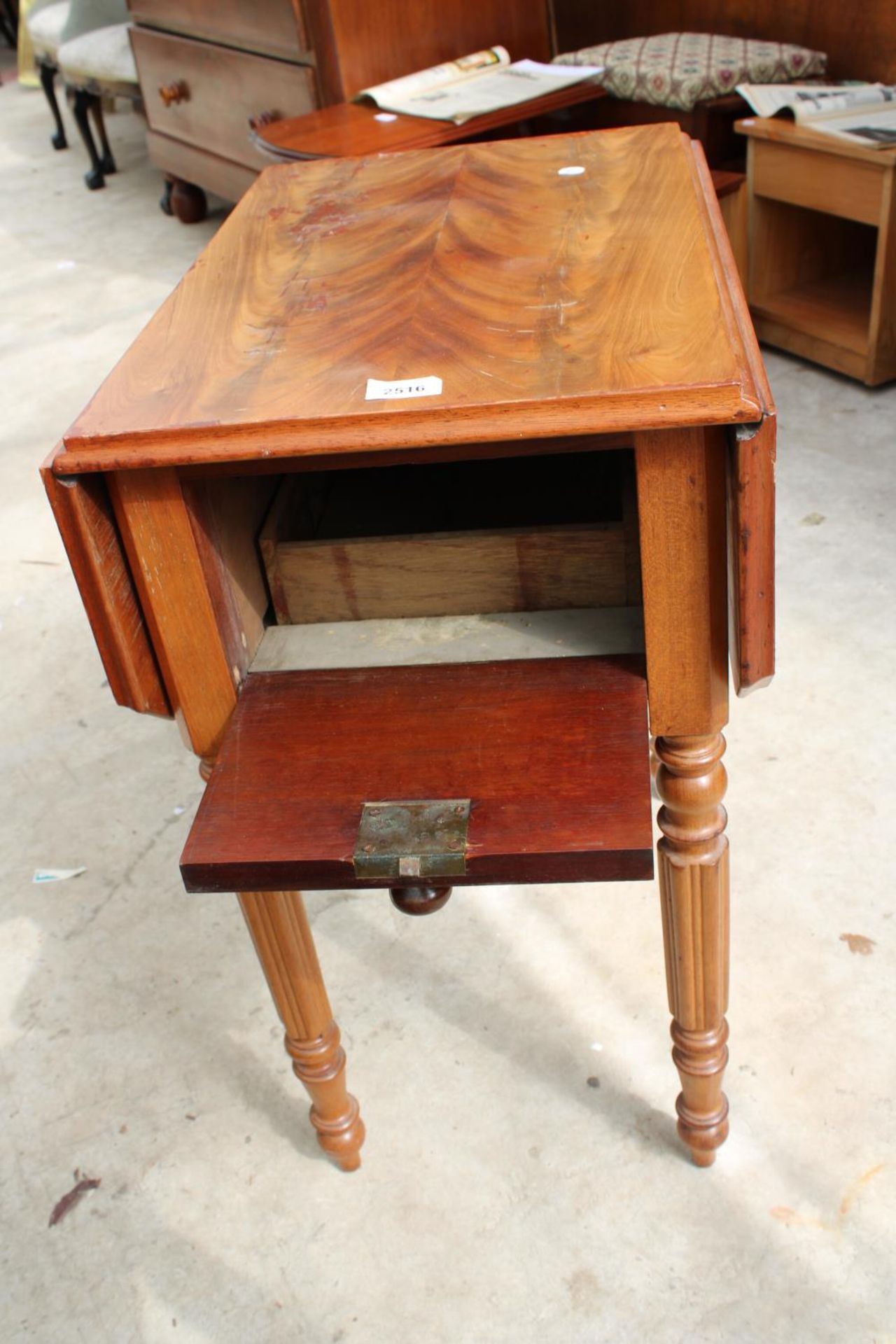 A 19TH CENTURY MAHOGANY WORK TABLE WITH 2 DRAWERS, SIDE CUPBOARD AND WORK BOX - Bild 5 aus 5