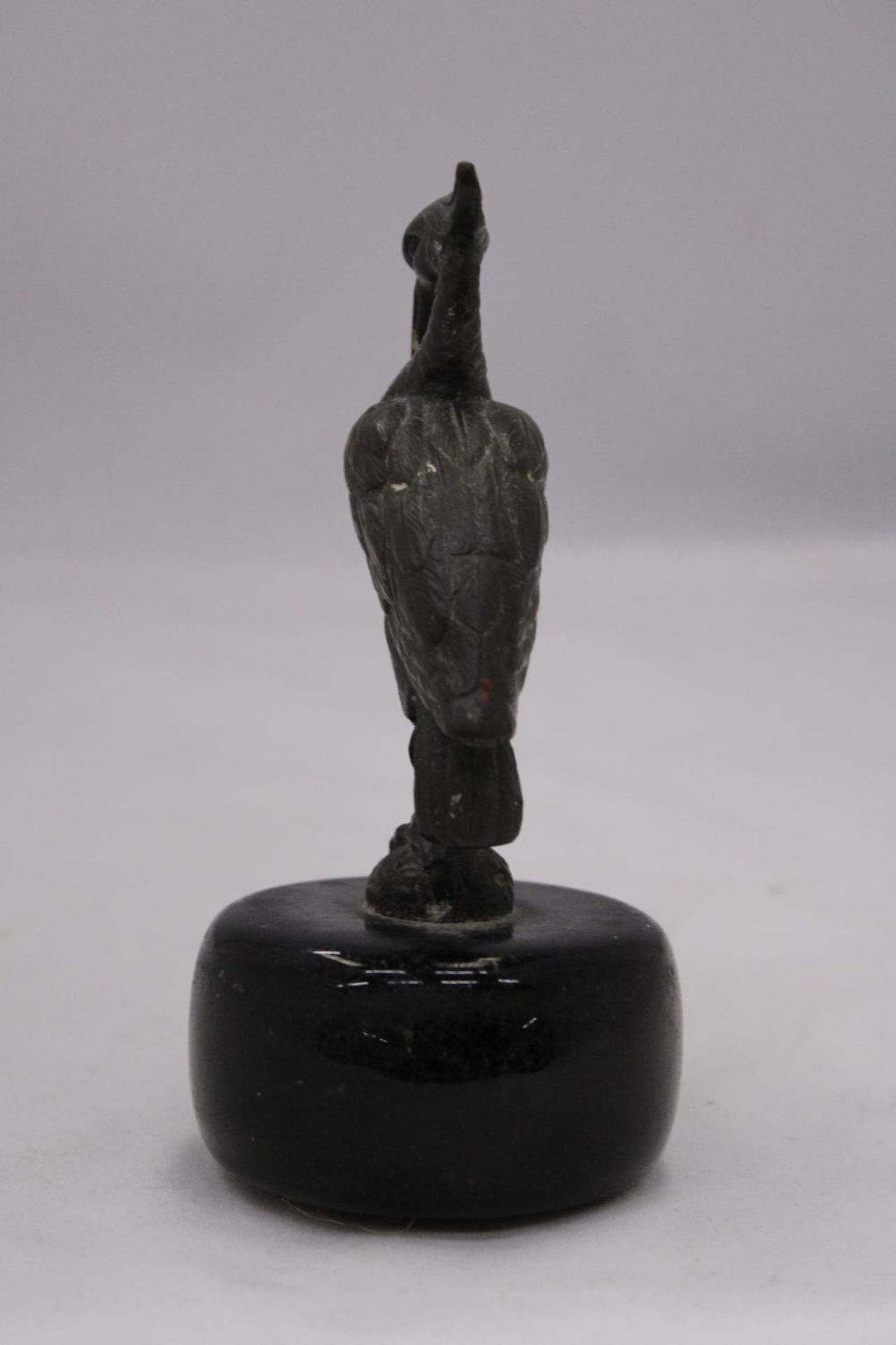 AN ORIENTAL BRONZE HERON ON A MARBLE BASE -APPROXIMATLEY 13CM - Image 3 of 5