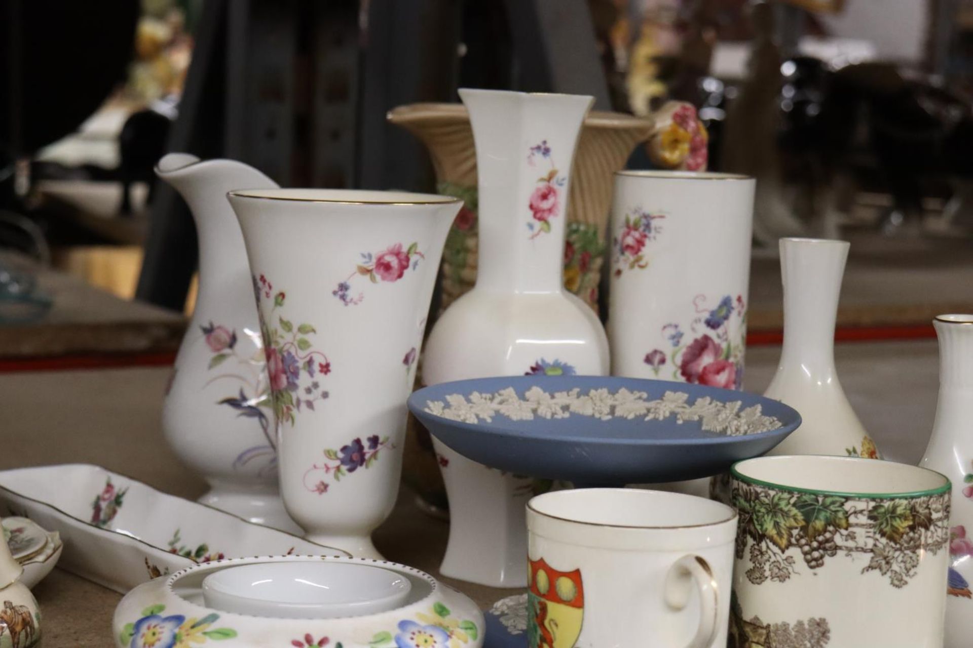 A MIXED LOT TO INCLUDE WEDGEWOOD, ROYAL ALBERT, COALPORT, ROYAL WINTON ETC - Image 3 of 7