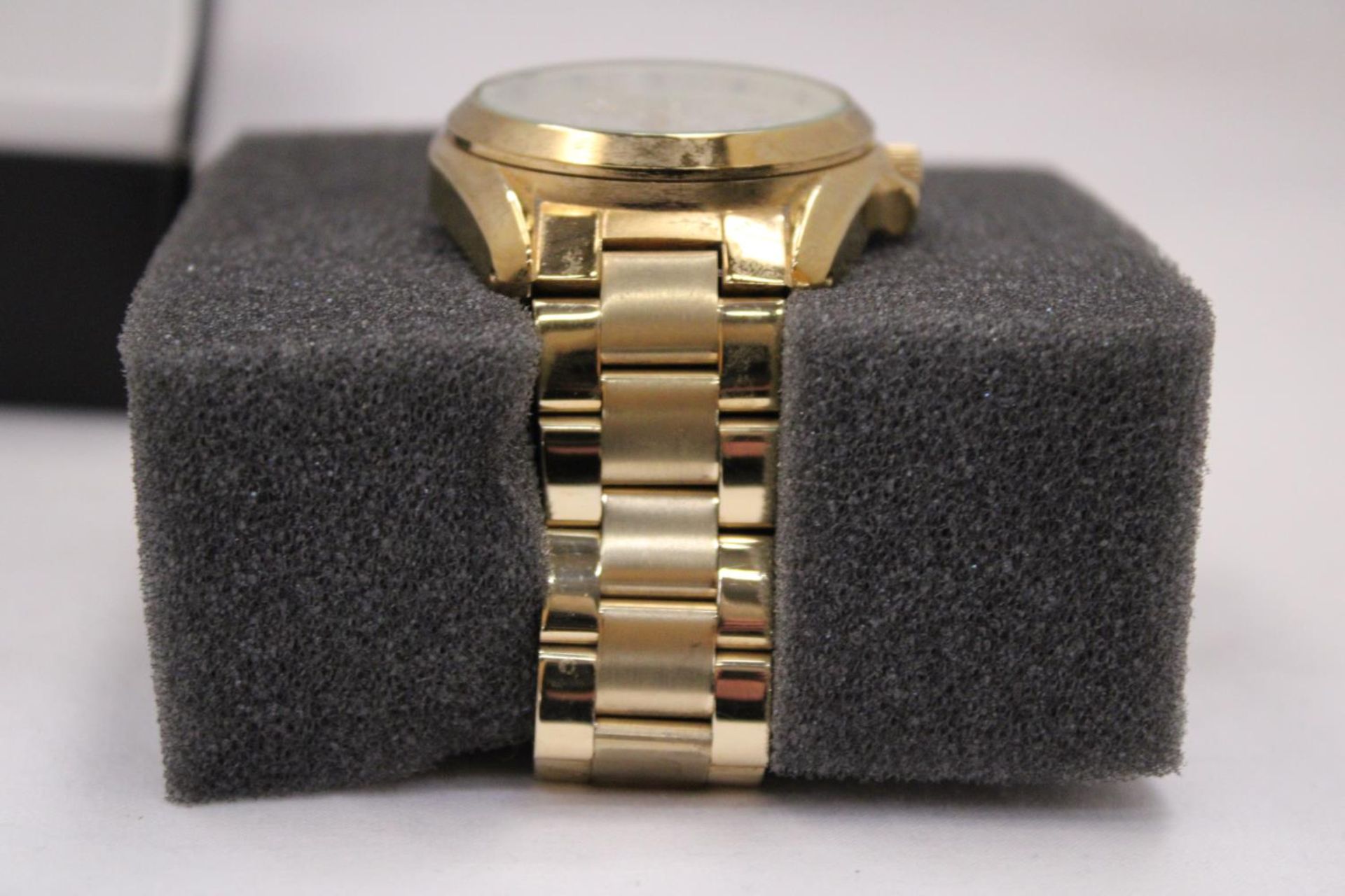 A MICHAEL KORS STYLE GOLD COLOURED WATCH IN PRESENTATION BOX - Image 3 of 5