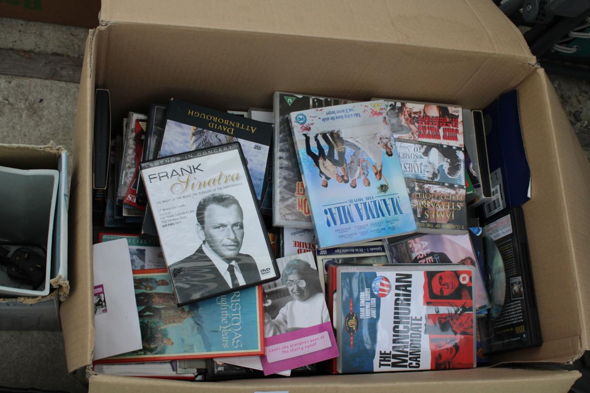 AN ASSORTMENT OF ITEMS TO INCLUDE TOYS, DVDS AND BOOKS ETC - Bild 5 aus 5