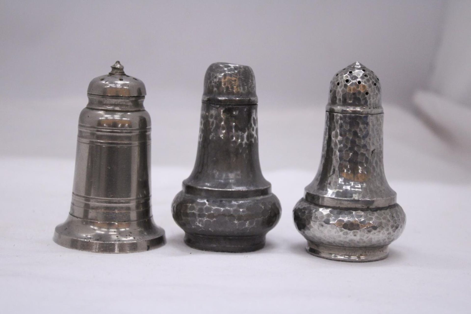 A FOUR PIECE PEWTER CRUET SET - Bild 3 aus 6