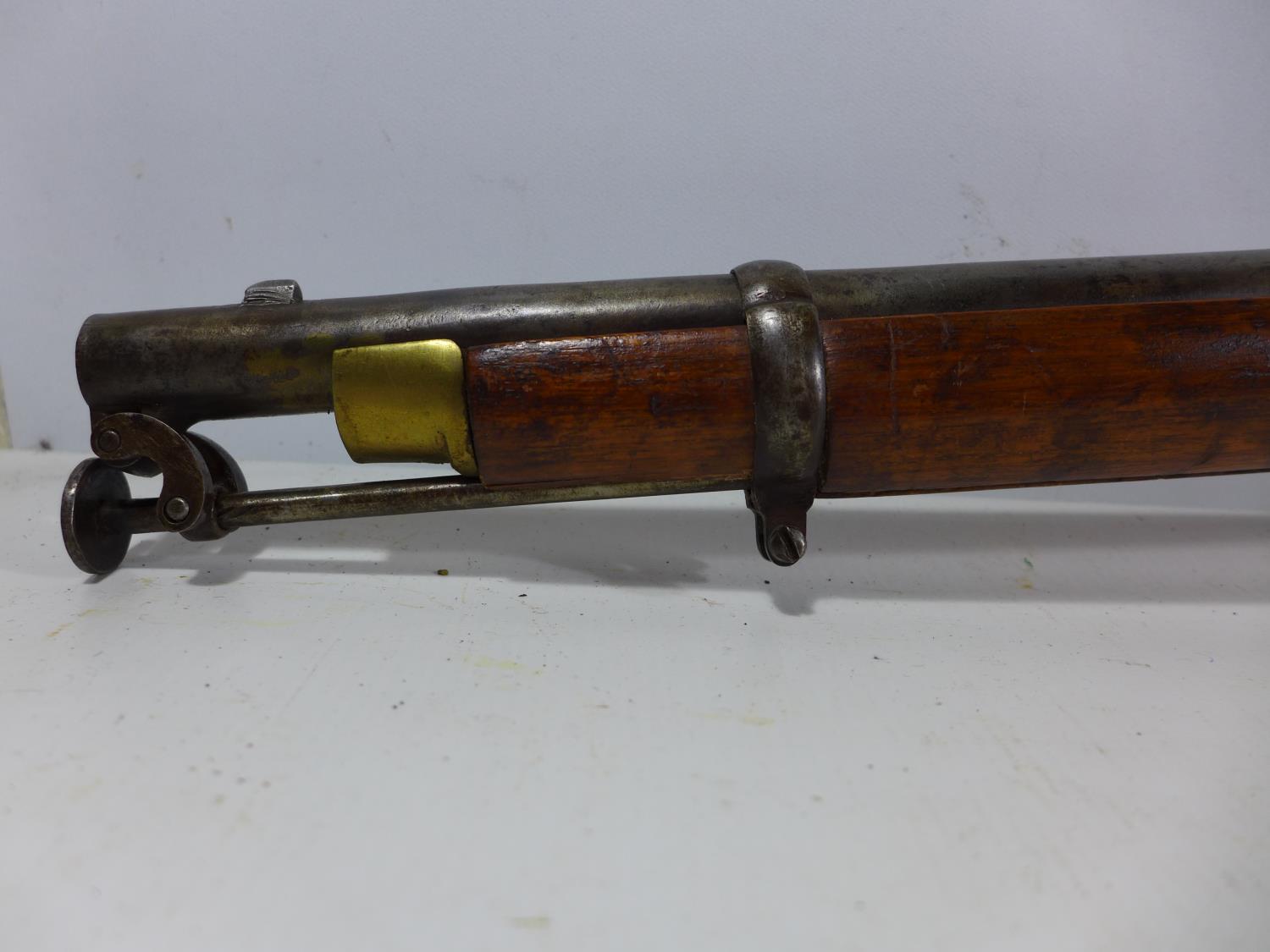 A PERCUSSION CAP TWO BAND CARBINE MUSKET, 56CM BARREL, LENGTH 96CM - Image 6 of 8